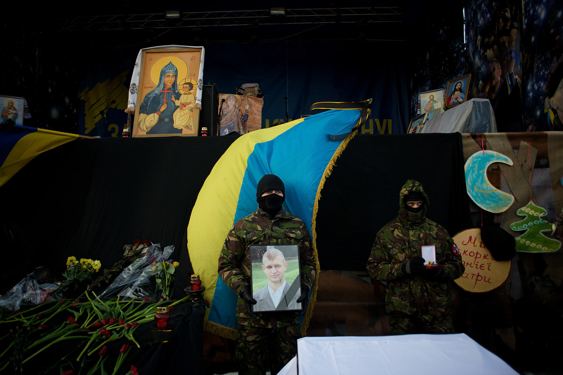 January 26, 2014 - Kiev, Ukraine: Thousands in Kiev mourn a protester shot dead during clashes with the Ukrainian riot police in Kiev, early in the week.An emotional crowd packed Saint Michael's Cathedral and spilled into a square outside to pay their last respects to 25-year-old Mikhail Zhiznevsky, with many waving Ukrainian flags with black ribbons. (Paulo Nunes dos Santos)