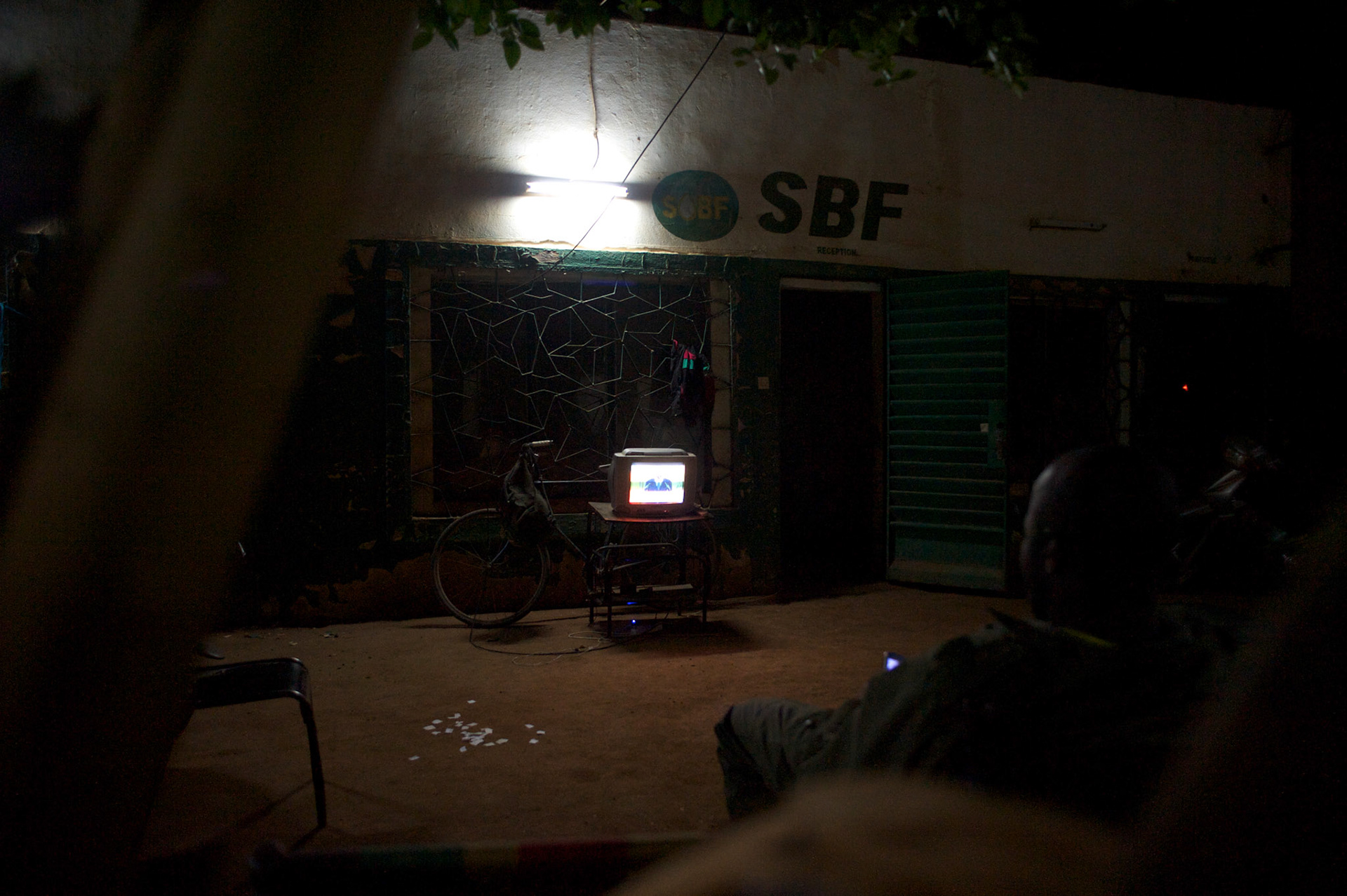 January 19, 2013 - Niono, Mali: Local residents watch the news on a street outside the Mali army improvised headquarters in Niono village, the last government controlled location before Diabaly, a city under islamist militants control since the 14th of January.Several insurgent groups have been fighting a campaign against the Malian government for independence or greater autonomy for northern Mali, an area known as Azawad. The National Movement for the Liberation of Azawad (MNLA), an organisation fighting to make Azawad an independent homeland for the Tuareg people, had taken control of the region by April 2012.The Malian government pledge to the French army to help the national troops to stop the rebellion advance towards the capital Bamako. The french troops started aerial attacks on rebel positions in the centre of the country and deployed several hundred special forces men to counter attack the advance on the ground. (Paulo Nunes dos Santos)