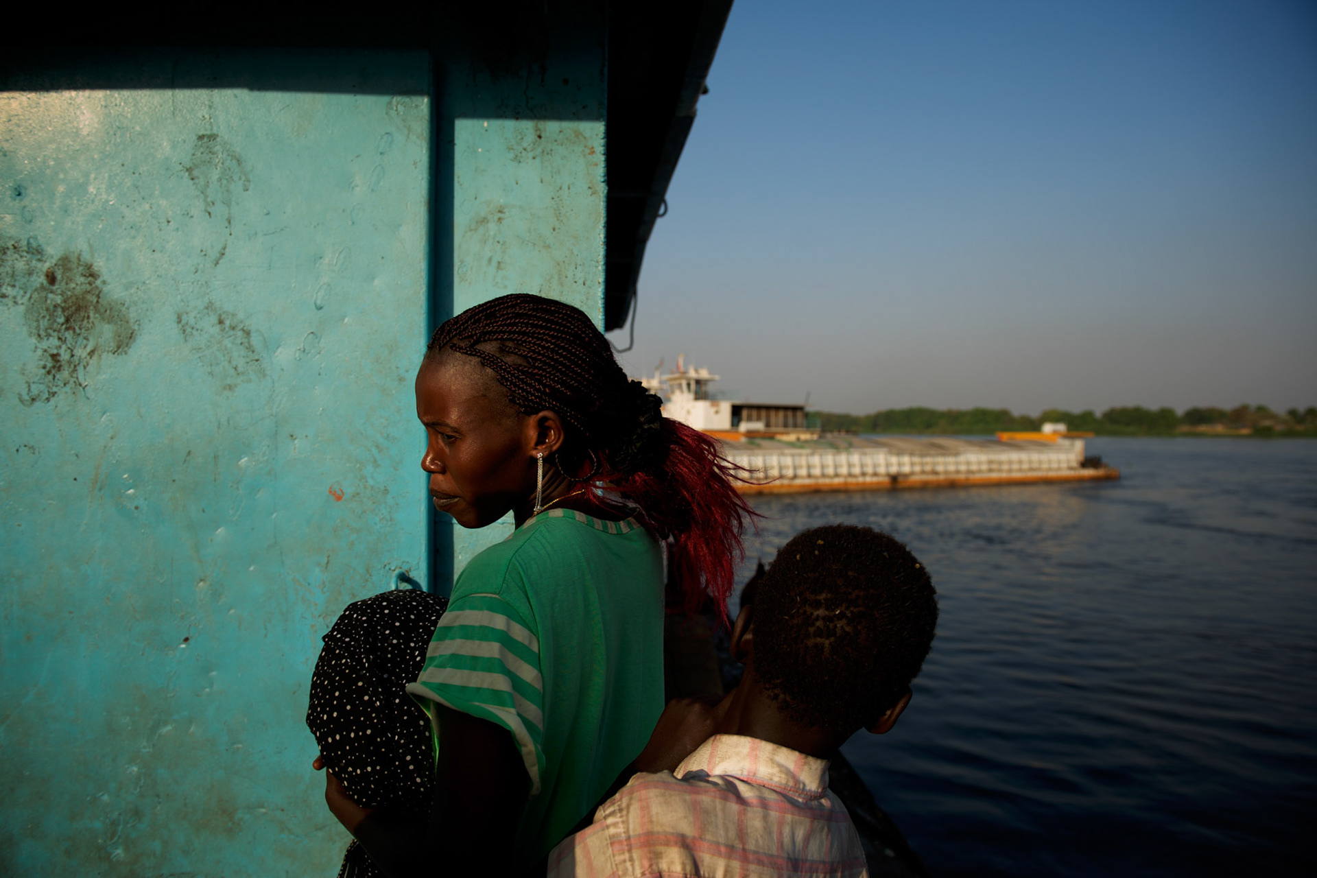 A woman and a child await relatives coming from Khartoum to vote in the referendum for independence of South Sudan. Thousands of South Sudanese families left the north in direction to the south in the hope to start a new life in the new country.