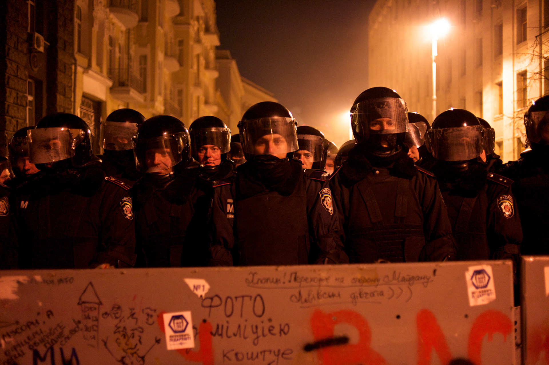 January 24, 2014 - Kiev, Ukraine: Ukrainian riot police hold a defensive line as protestors advance to a street that gives access to government buildings, near the Independence Square in central Kiev. (Paulo Nunes dos Santos)