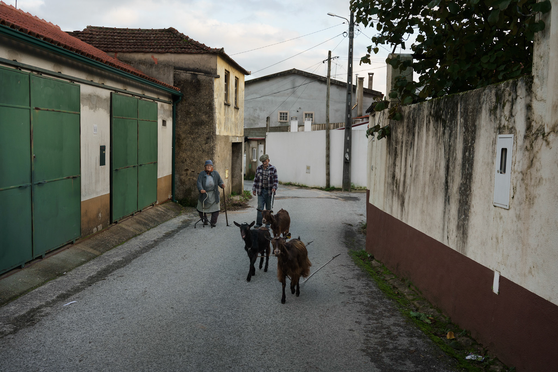 O incêndio e as provas da sua destruição espalhadas pela vila fazem com que residentes como Céu se sintam presos num “cápsula do tempo”, incapazes de seguir em frente. “Eu costumava ser uma pessoa muito divertida e acho que, desde que isso aconteceu, deixei de ser. Porque saímos de casa — falo por mim — vou para o trabalho e passo por vários sítios onde as vítimas morreram. Isso marca-nos todos os dias, por muito que passemos por cima e tentemos esquecer, nós lembramo-nos todos os dias.”