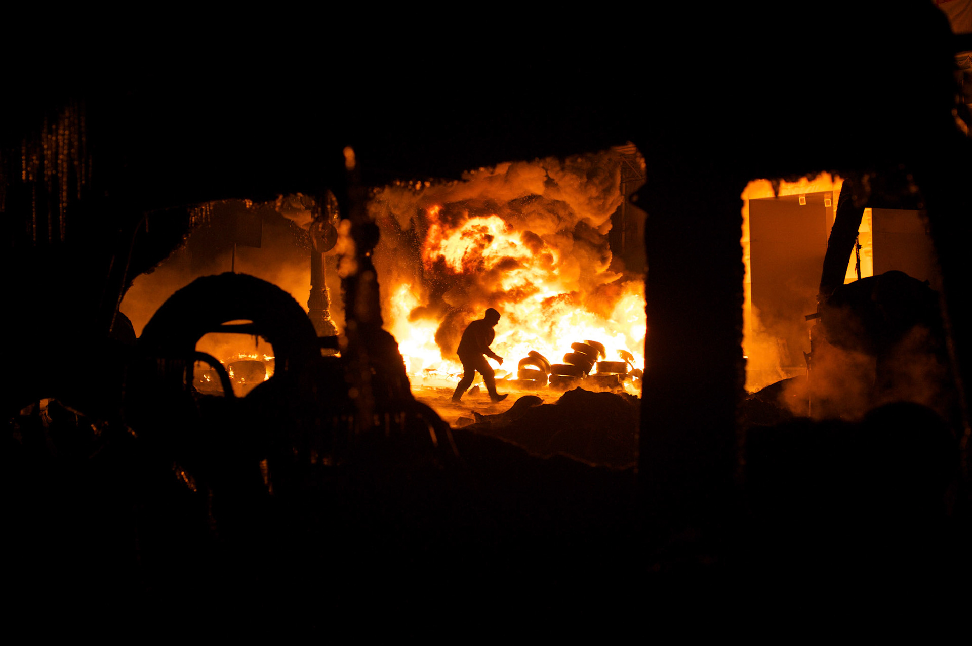 January 24, 2014 - Kiev, Ukraine: Anti-government protestors attack the Ukrainian riot police, outside the Dynamo Kiev stadium near the Independence Square. (Paulo Nunes dos Santos)