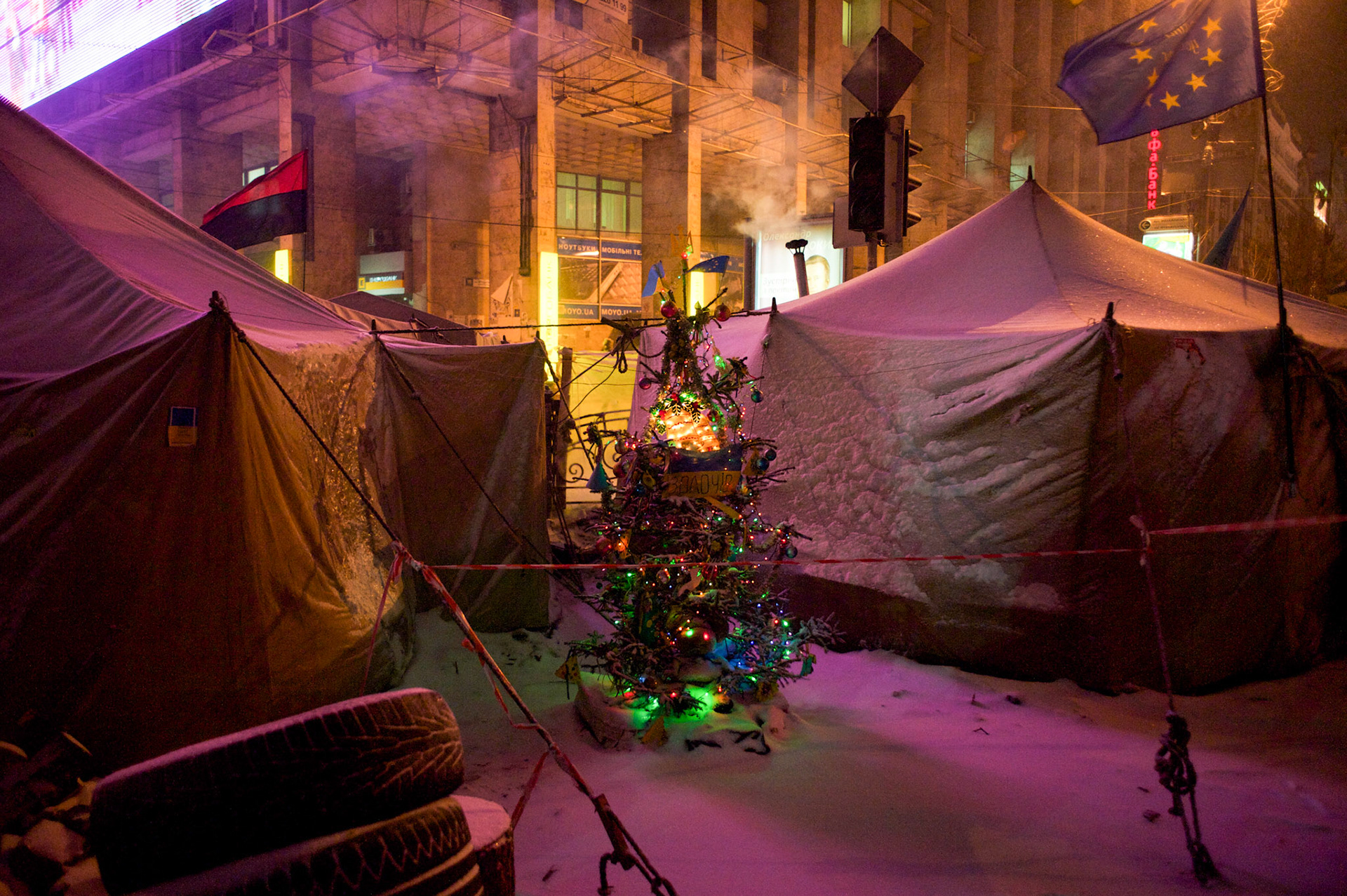 January 29, 2014 - Kiev, Ukraine: A christmas tree is seen between tents used by anti-government protestors in Kiev's Independence Square. (Paulo Nunes dos Santos)