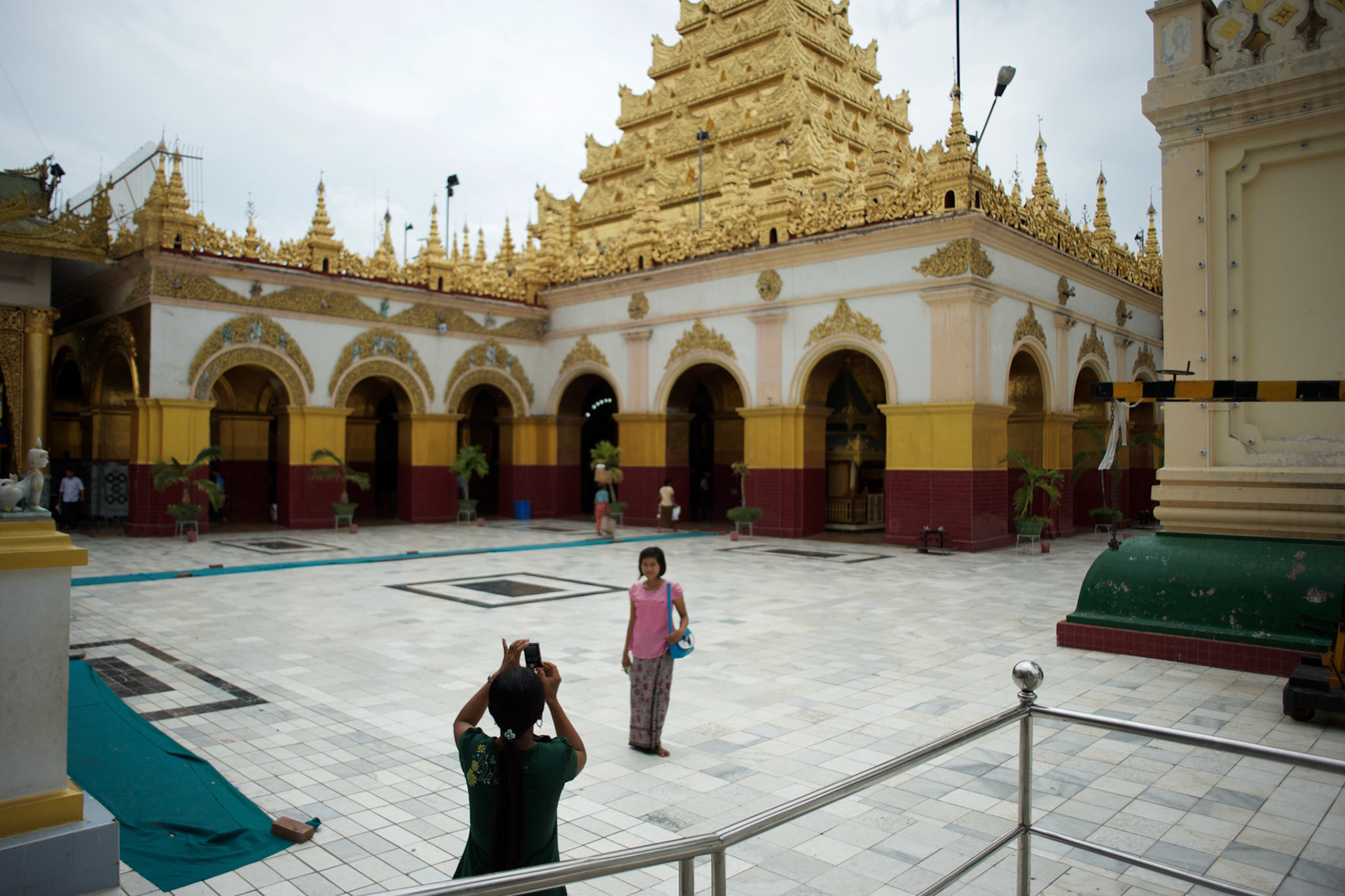 May 14, 2013 - Mandalay, Myanmar: Visitors at Mahamuni Buddha Temple in Mandalay. The city, famous for its pagodas, is a popular tourist destination for buddhist devotees from all over Southeast Asia. CREDIT: Paulo Nunes dos Santos