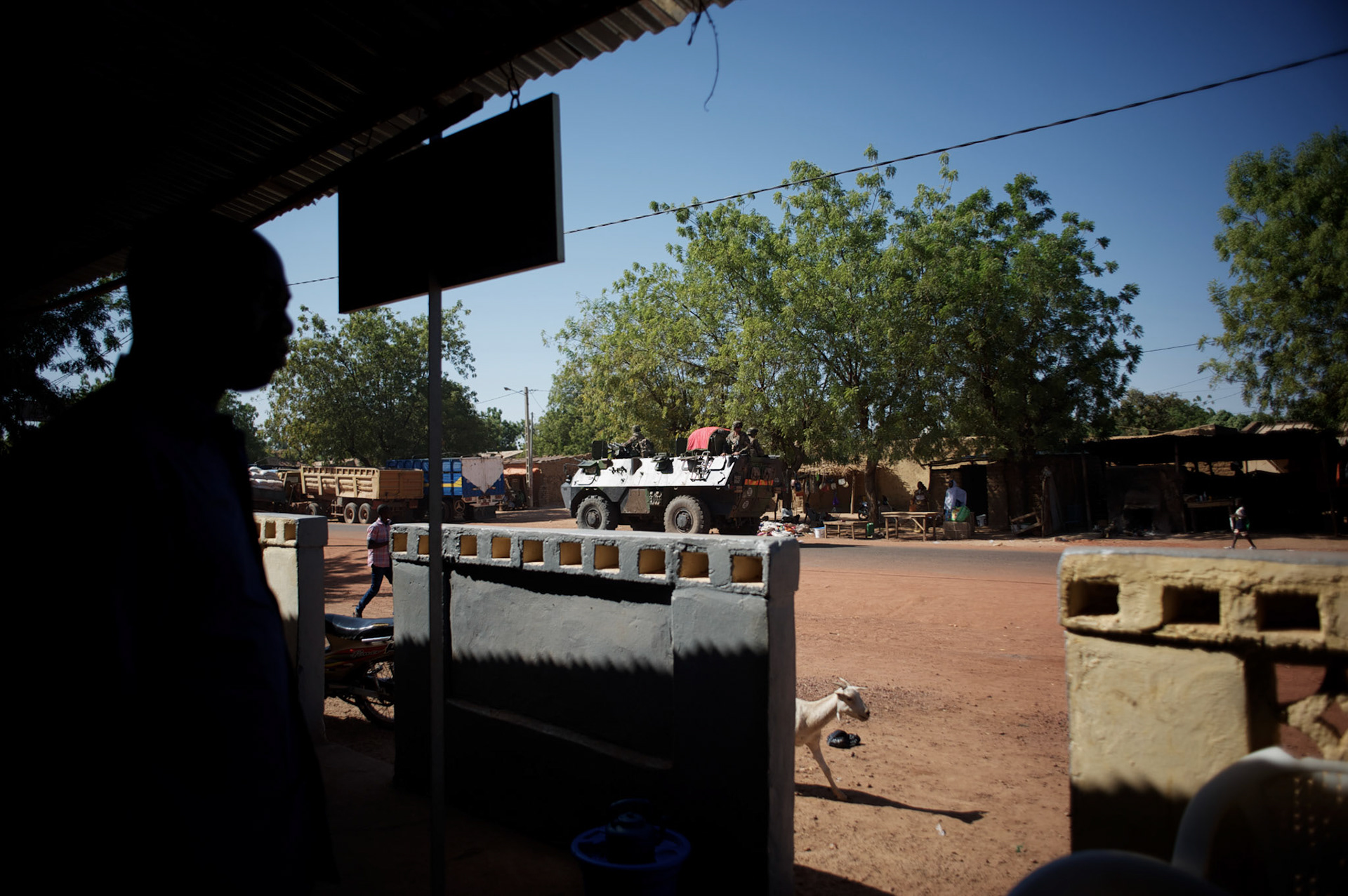 January 19, 2013 - Niono, Mali: Local residents watch a convoy of french troops passing by in direction to Niono village, the last government controlled location before Diabaly, a city under islamist militants control since the 14th of January.Several insurgent groups have been fighting a campaign against the Malian government for independence or greater autonomy for northern Mali, an area known as Azawad. The National Movement for the Liberation of Azawad (MNLA), an organisation fighting to make Azawad an independent homeland for the Tuareg people, had taken control of the region by April 2012.The Malian government pledge to the French army to help the national troops to stop the rebellion advance towards the capital Bamako. The french troops started aerial attacks on rebel positions in the centre of the country and deployed several hundred special forces men to counter attack the advance on the ground. (Paulo Nunes dos Santos)