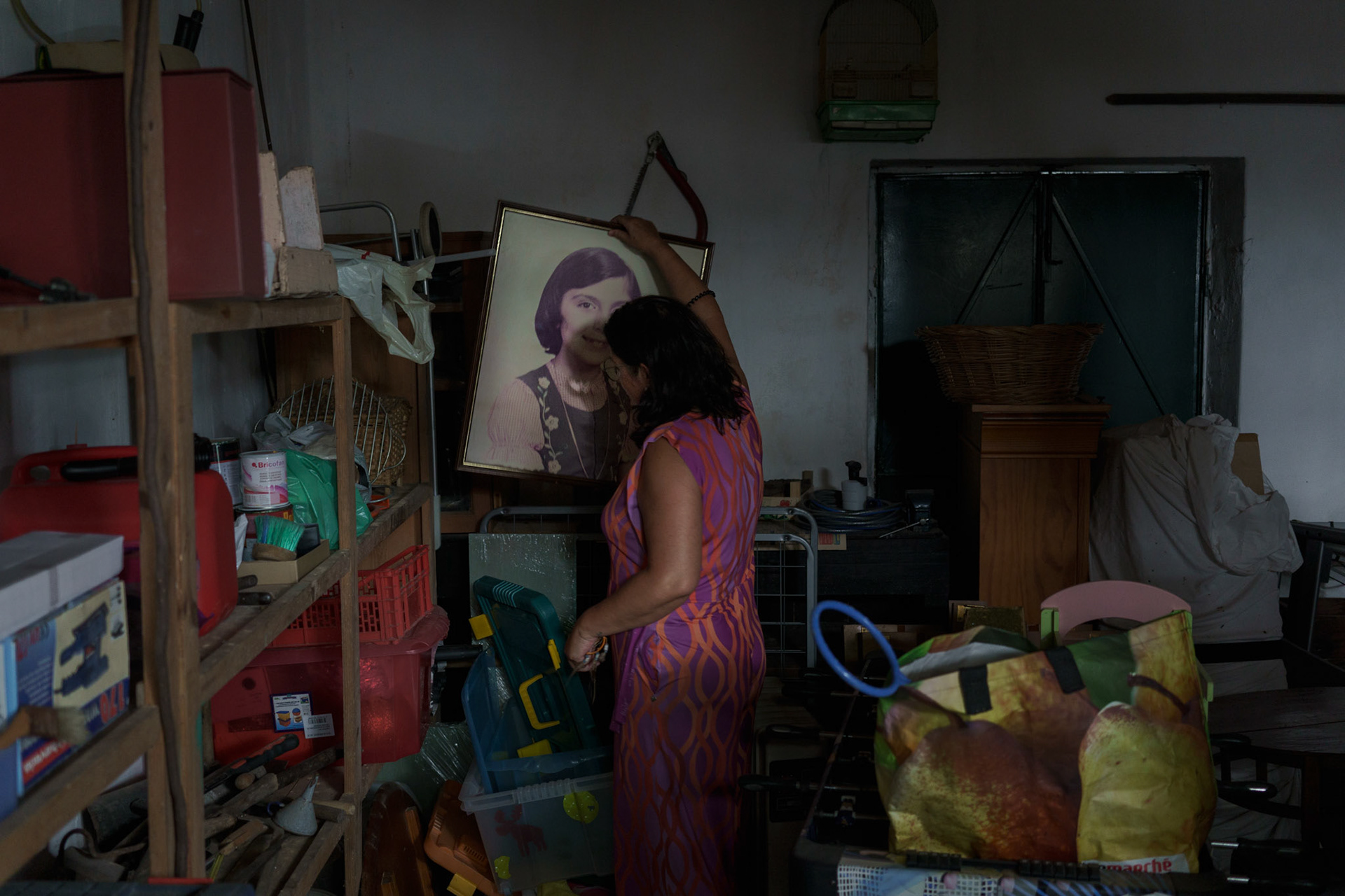 Durante dois anos, Ana ficou tão paralisada pela dor de perder os pais que não conseguia entrar na casa de família. Visitava-a todos os fins de semana e limpava o pátio inferior, mas não ultrapassava a soleira da porta. Ainda hoje, Ana continua a organizar gradualmente os pertences dos pais, um processo no qual a sua filha Sátia a está a ajudar: “O que estou a tentar fazer é selecionar apenas o que traz boas memórias; o que é mau não vale a pena guardar. É muito delicado.”