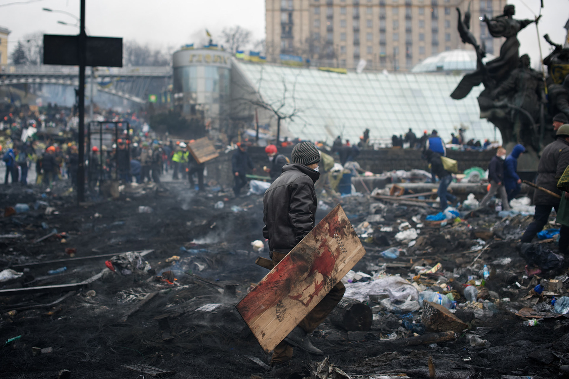 KIEV, UKRAINE - February 20, 2014: Anti-government protestors advance on police lines in the early hours of the day. The riot police responded with sniper fire causing at least 25 casualties with shots to the head. CREDIT: Paulo Nunes dos Santos