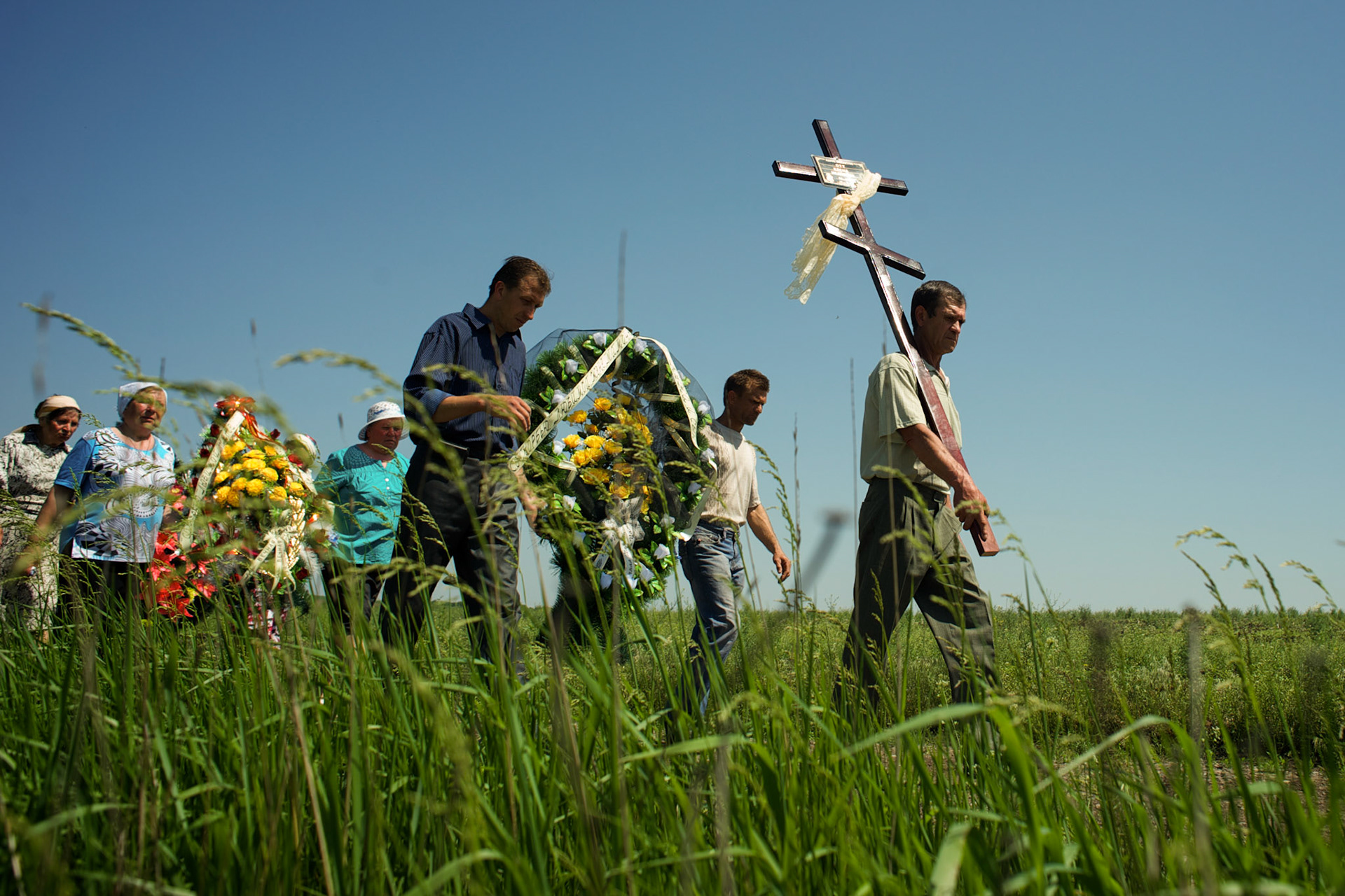 A funeral procession in Starovarvarovka.