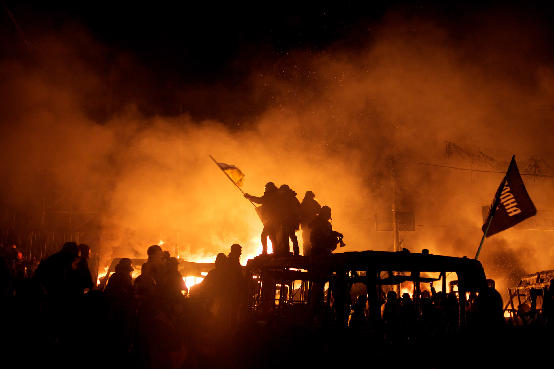 January 24, 2014 - Kiev, Ukraine: Anti-government protestors attack the Ukrainian riot police, outside the Dynamo Kiev stadium near the Independence Square. (Paulo Nunes dos Santos)