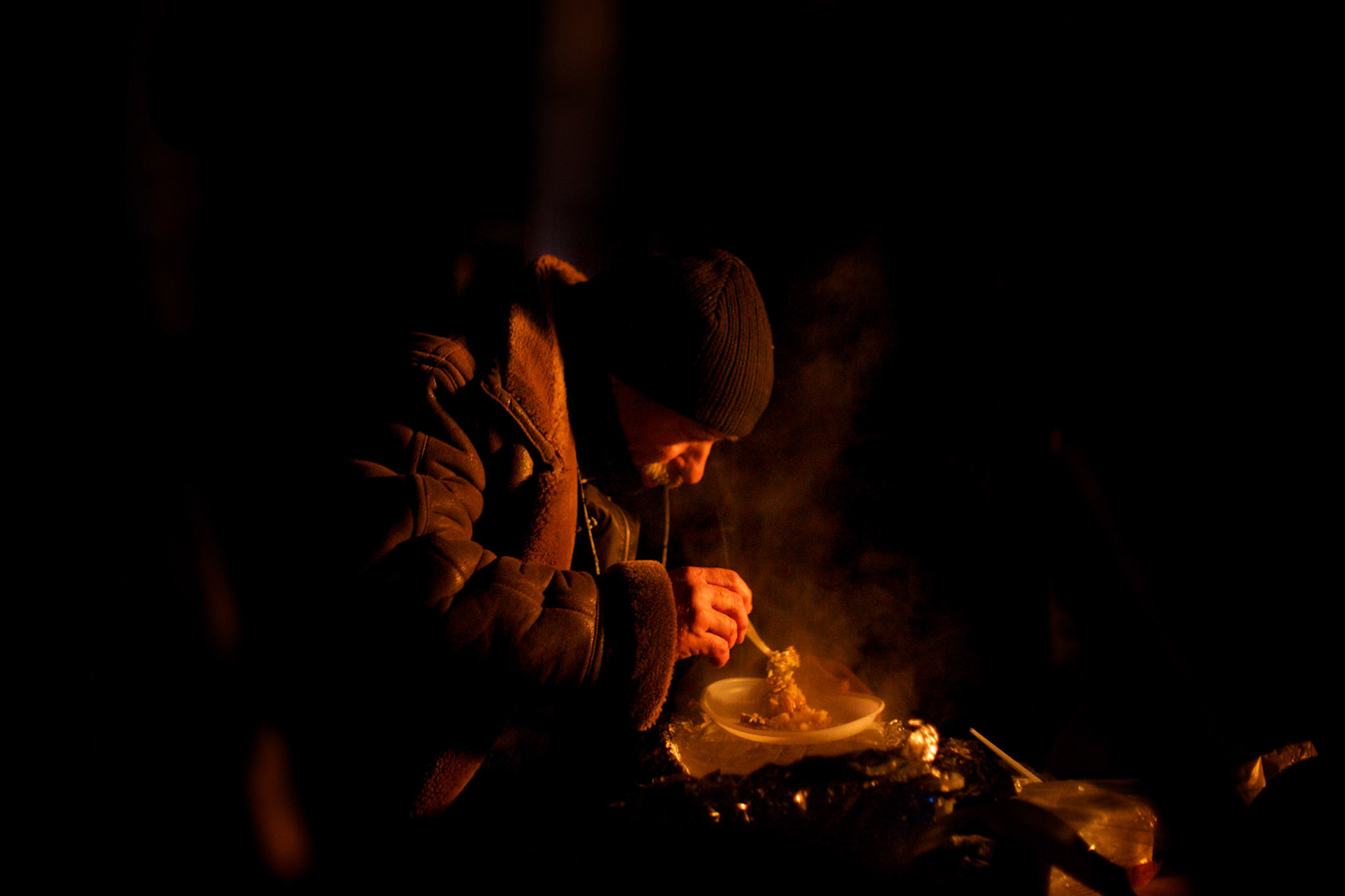 January 27, 2014 - Kiev, Ukraine: A Ukrainian anti-government protestor eats a warm meal while standing guard to a barricade, as demonstrations continue in Kiev’s Independence Square. (Paulo Nunes dos Santos)