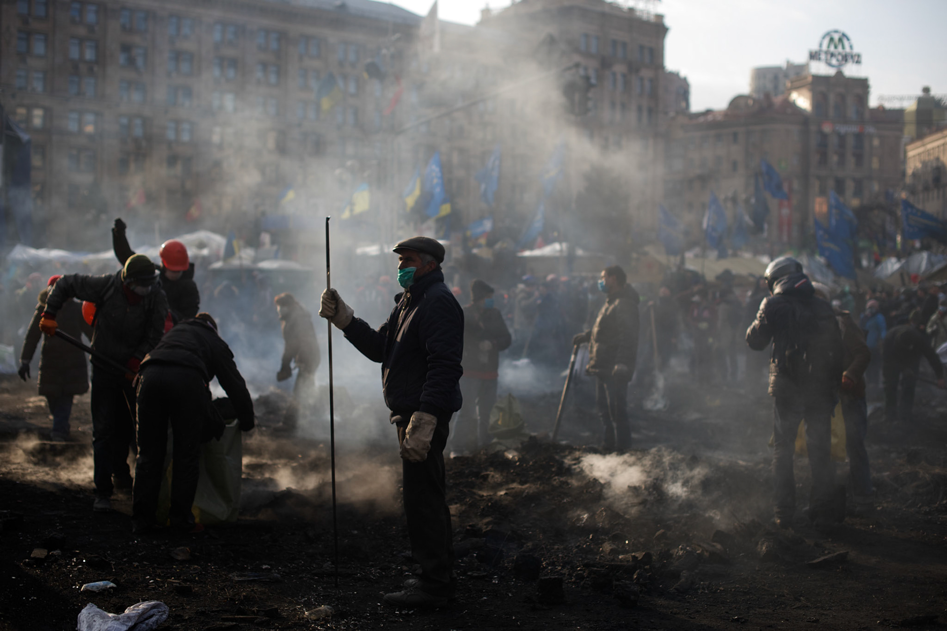 KIEV, UKRAINE - February 20, 2014: Anti-government protestors gather burned debris to fill in bags to be used in the formation of barricades, as violent clashes happen between protestors and police outside Independence Square in central Kiev. The riot police responded to the advance with gunfire that, according to the opposition, killed at least 70 and as many as 100 people. The drastic escalation of the three-month-old Ukraine crisis left the country reeling from the most lethal violence in decades. CREDIT: Paulo Nunes dos Santos