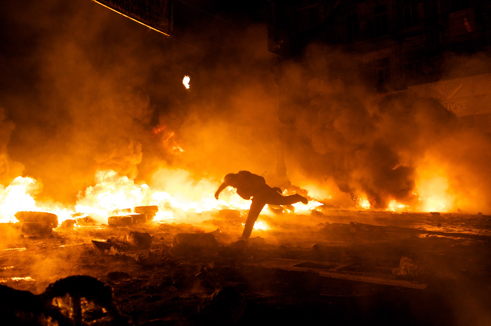 January 24, 2014 - Kiev, Ukraine: Anti-government protestors attack the Ukrainian riot police, outside the Dynamo Kiev stadium near the Independence Square. (Paulo Nunes dos Santos)