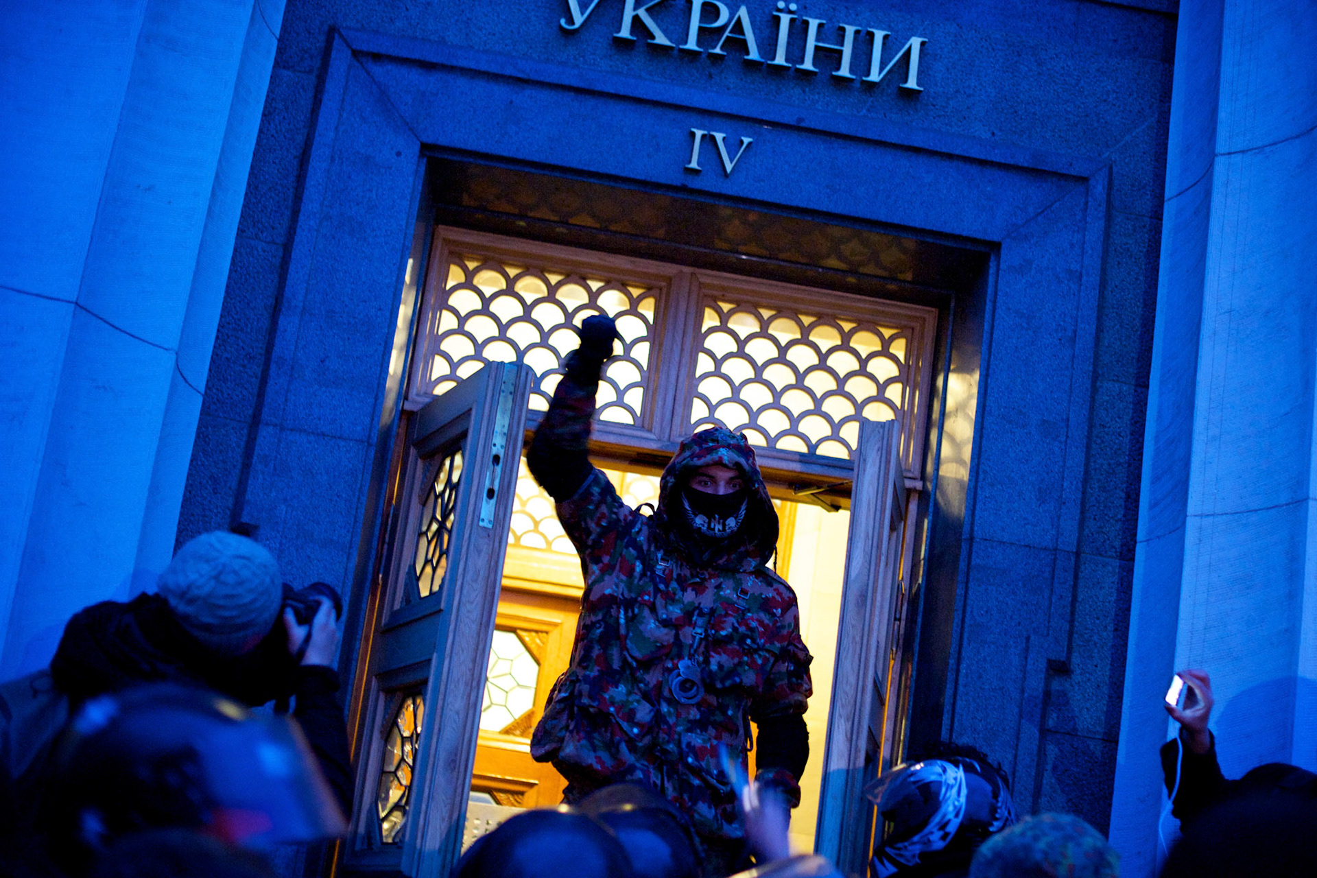KIEV, UKRAINE - February 24, 2014: Anti-government protestors try to storm the parliament building in central Kiev, moments after the proposal for release of political prisoners was rejected by majority vote in a parliamentary session. CREDIT: Paulo Nunes dos Santos