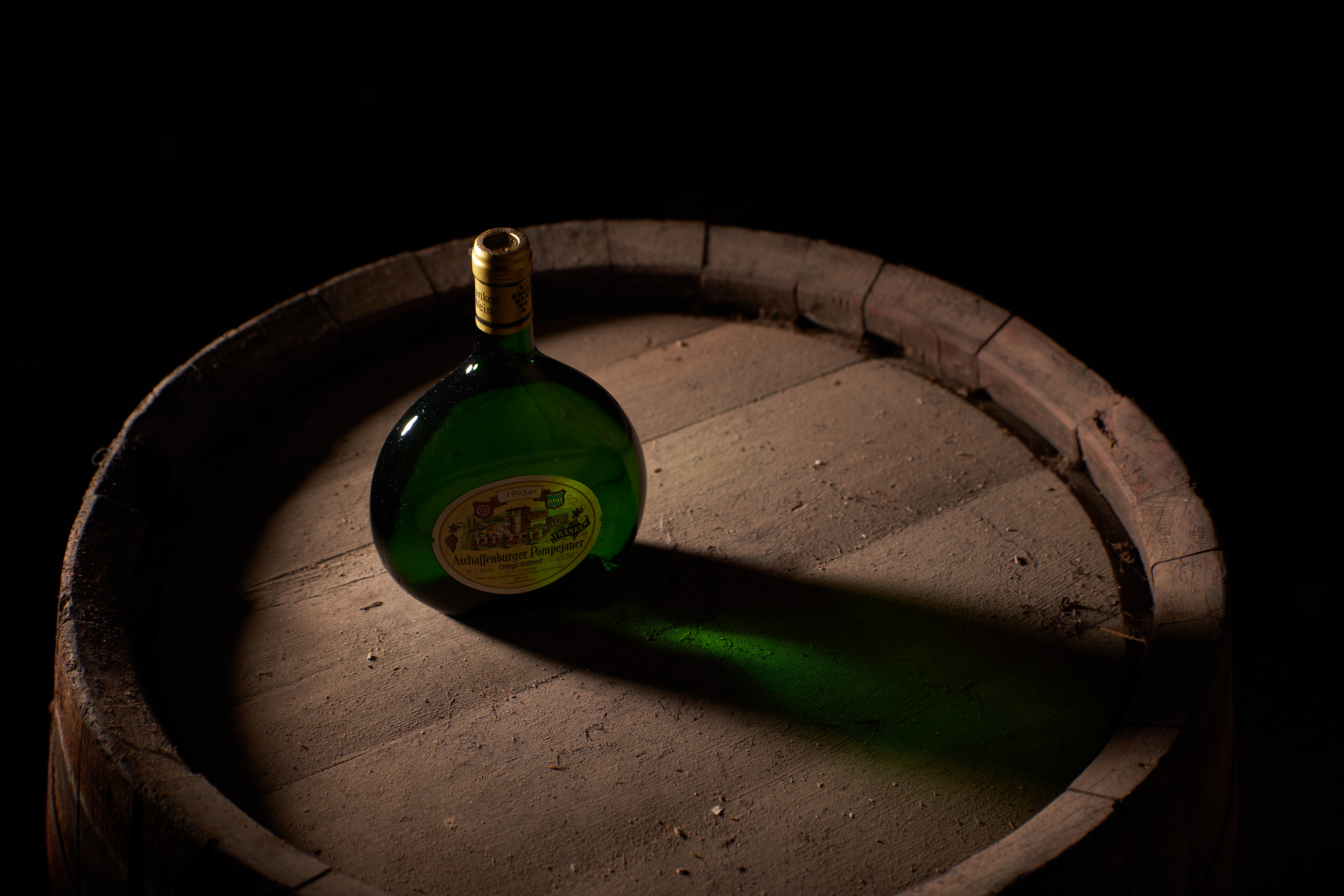 by Hannes Gutwerk wine old vintage comercial fotophotoshooting photography dark moody bämbel 