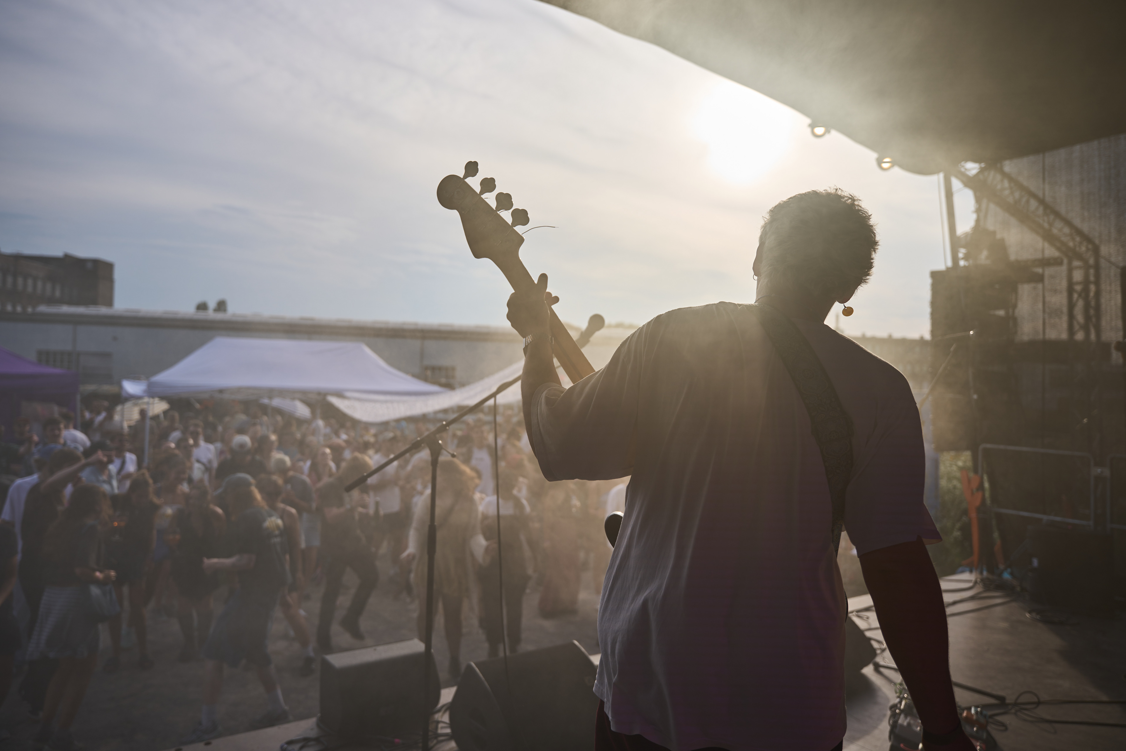Riot but cute bunt oder blau festival by hannes guwerk