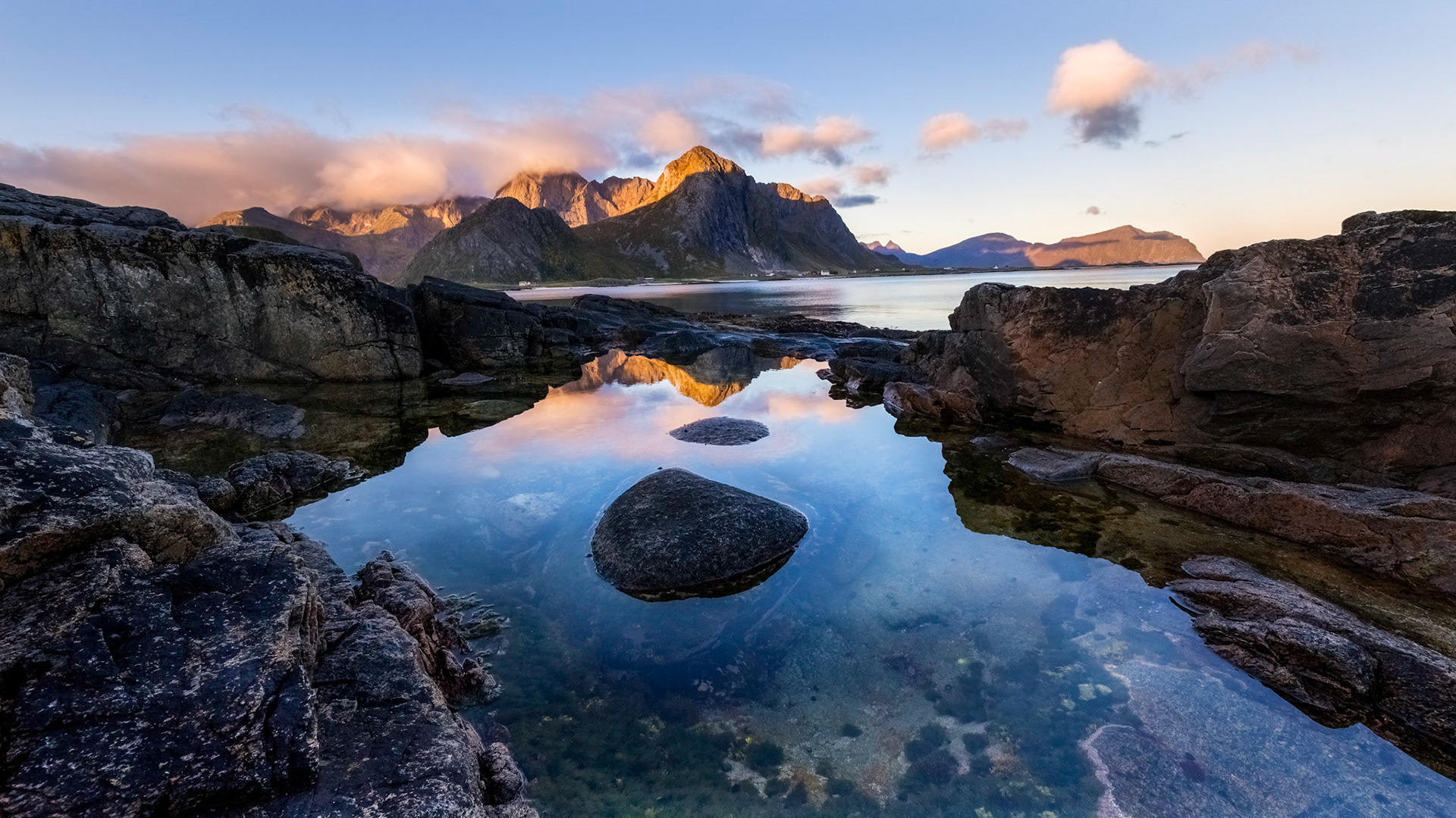 Vareid Shore Rockpools. Flakstad. 7:32 am.