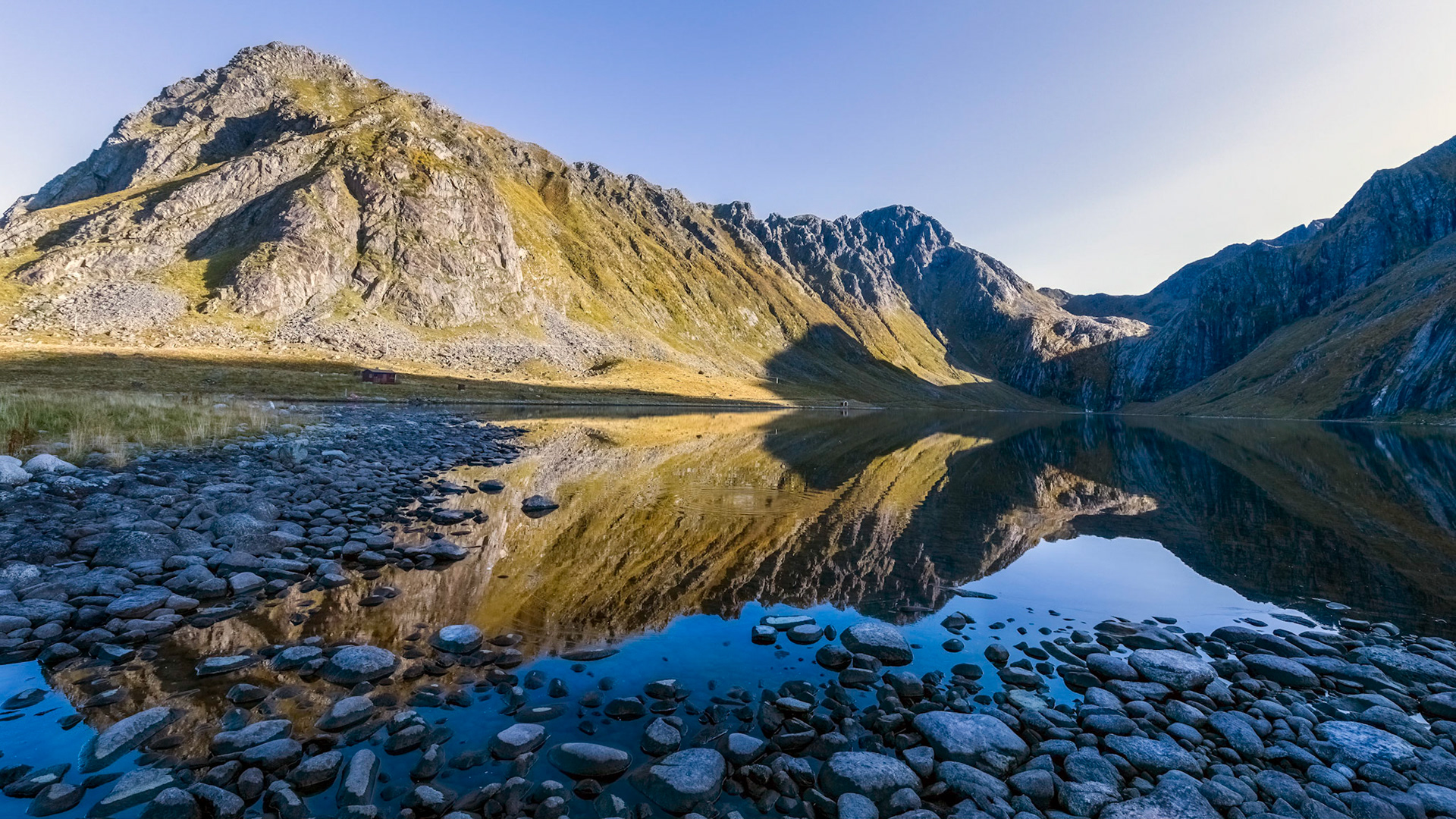 Nedre Heimredalsvatnet. Vestvågøy. 2:28 pm