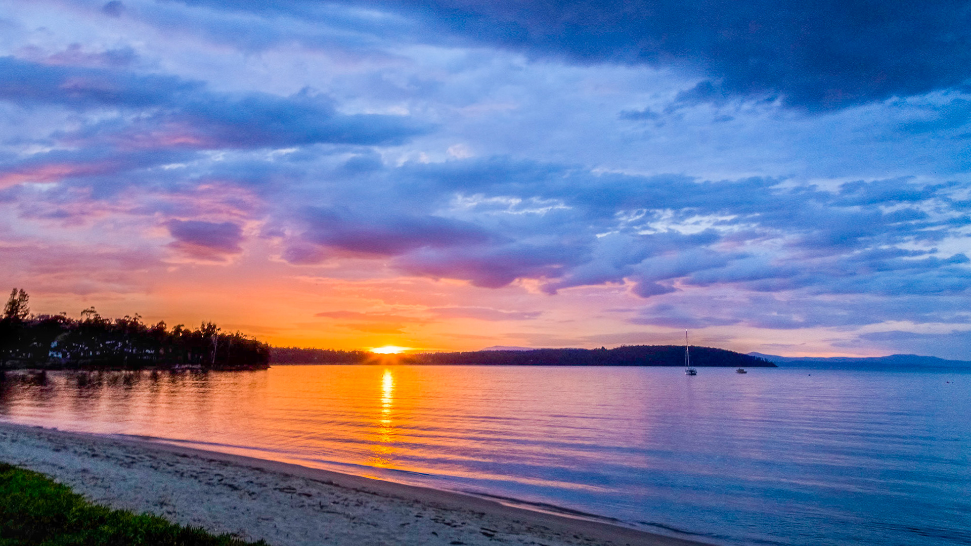 Unfortunately I was 15-20 minutes too late to capture the sunrise at its most spectacular whne the whole eastern sky was vivid red and orange.