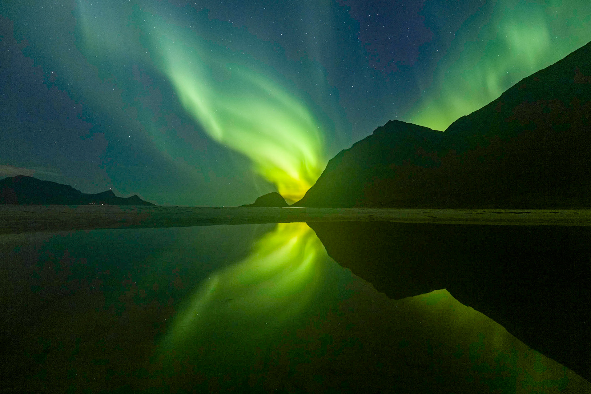 'Aurora borealis' at Utakleiv Beach. 11:17 pm.