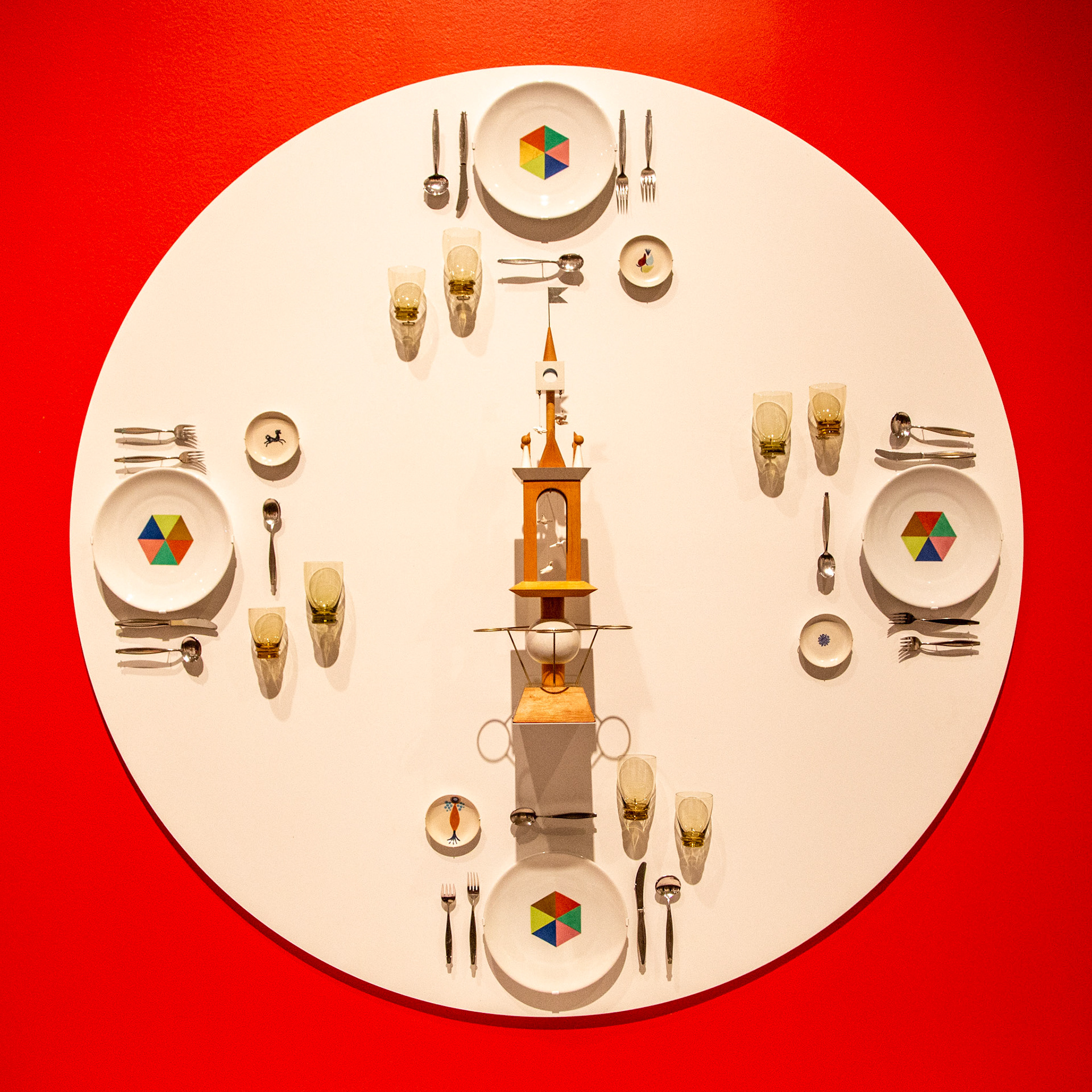 The display evokes the eclectic table settings that emerged at mid-20th century. Design in midcentury America
