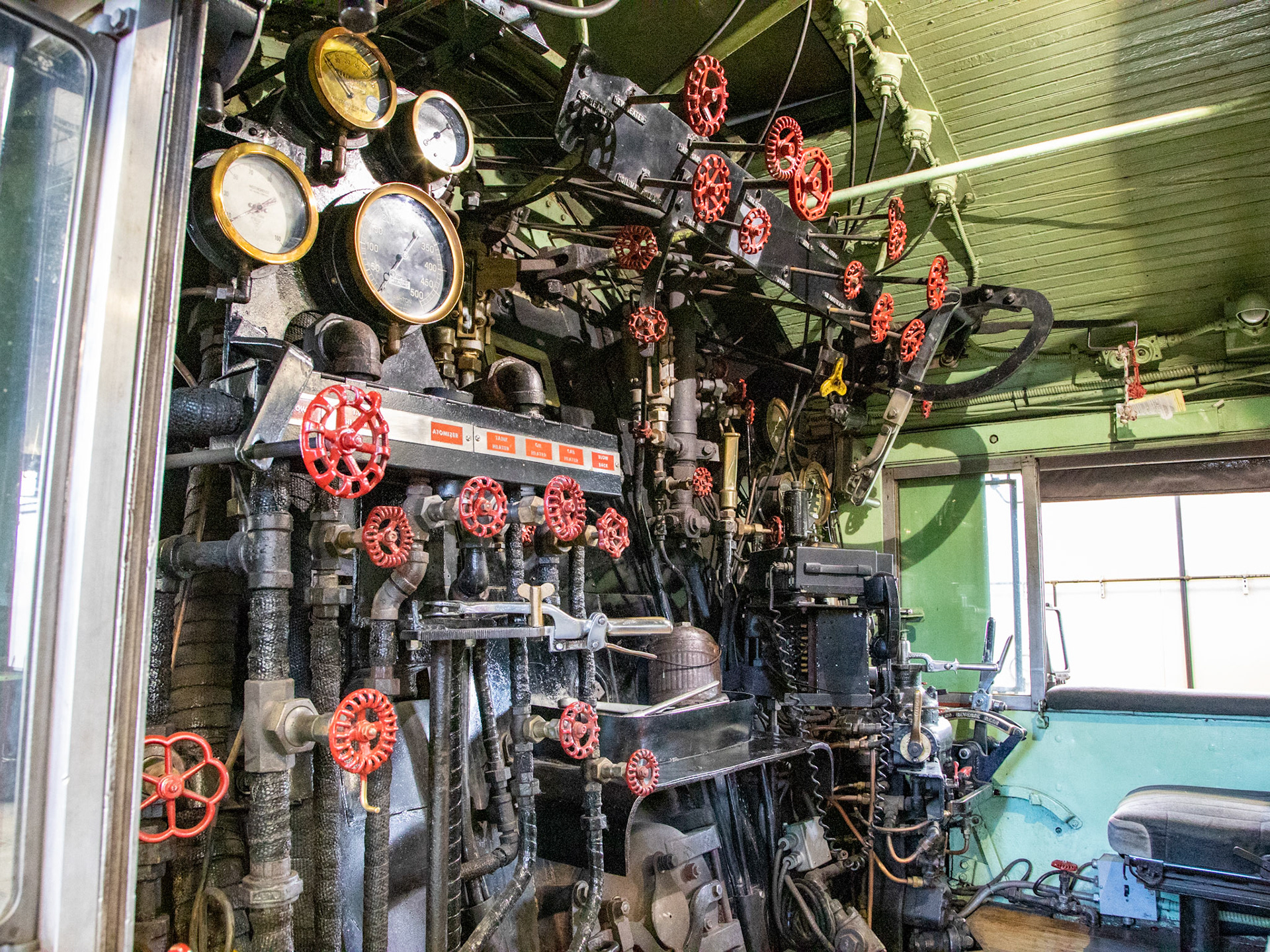 Southern Pacific 4449 (1941). Engineer's controls and guages