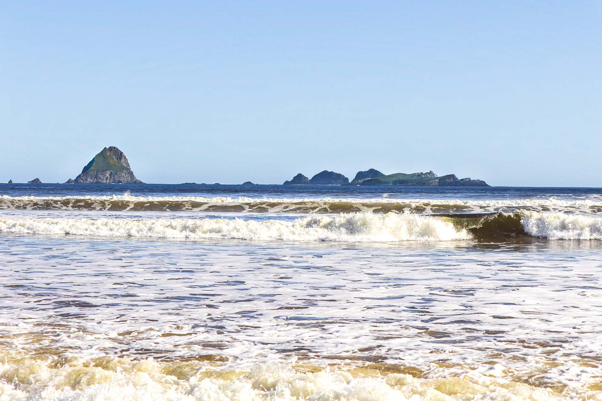 Southern Ocean at Stephens Bay; views out to East Pyramids and Sugarloaf Rock.