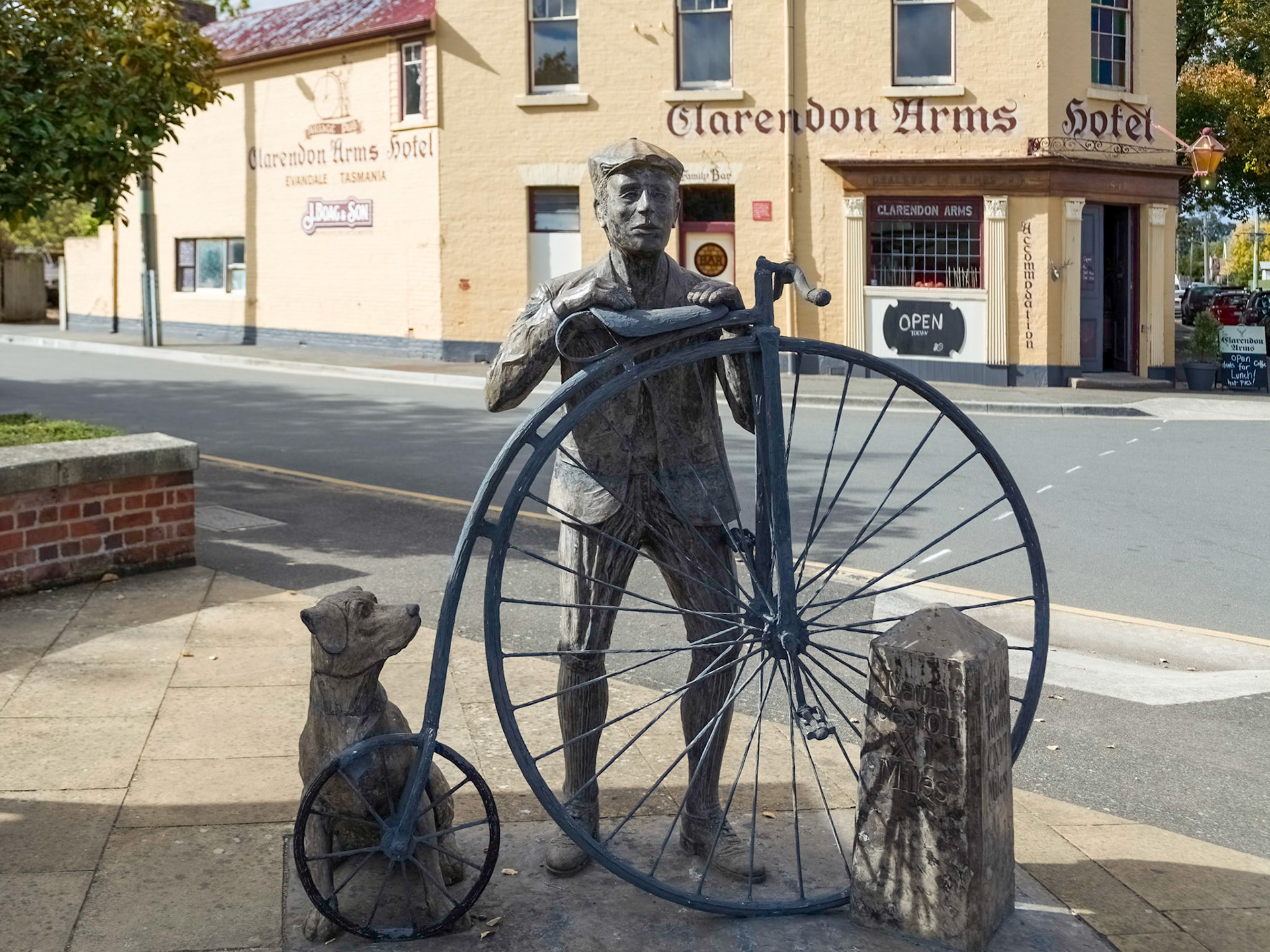 Evandale, 'The Time Traveller' (2001). y Ron Gaston