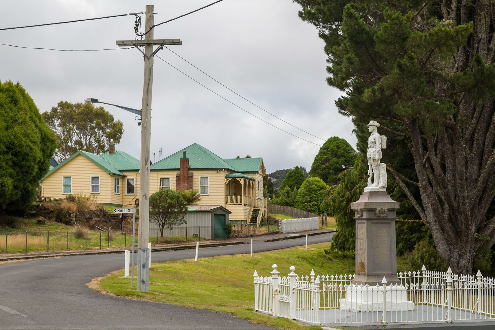 Waratah War Memorial, Main Street