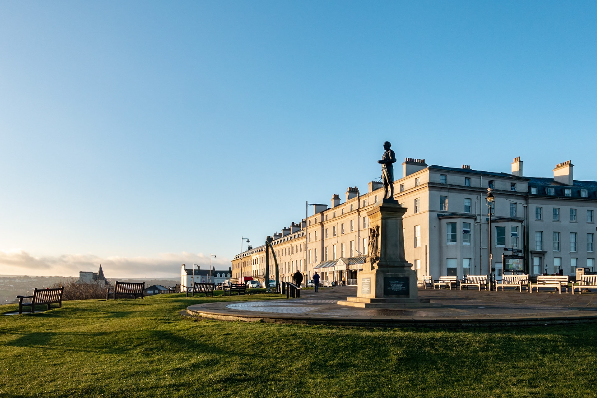 Capitain Cook monument on West Cliff.