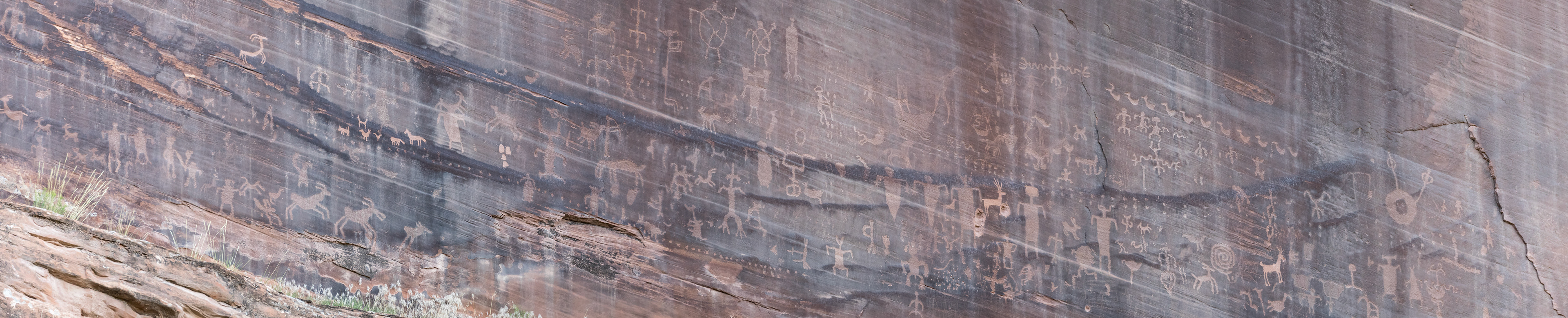 Canyon cliff petroglyphs