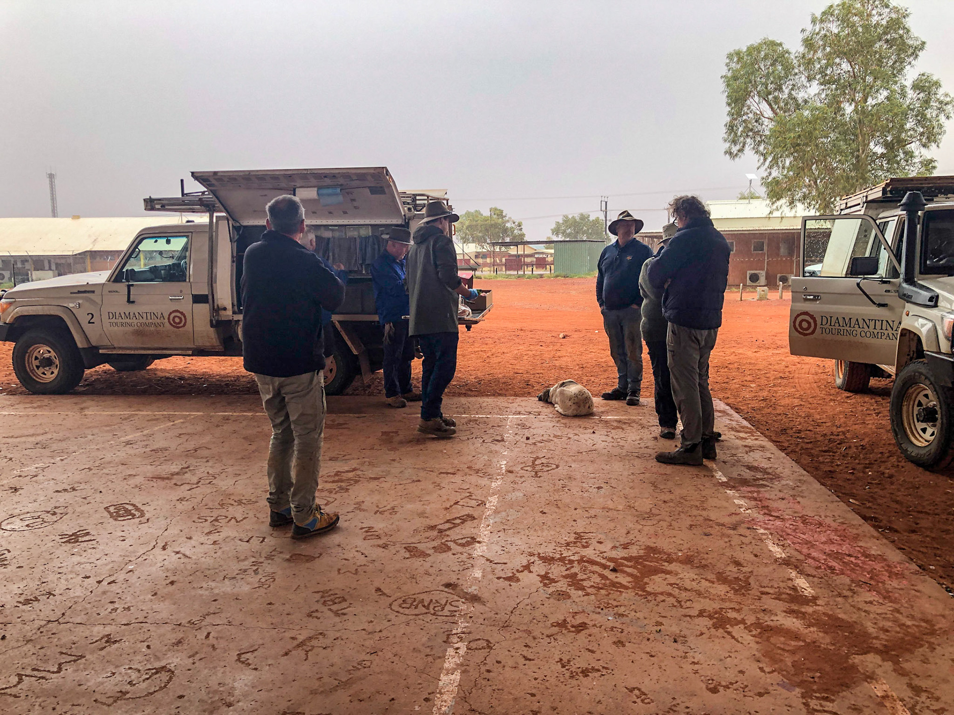 Kintore, shelter of covered basketball court