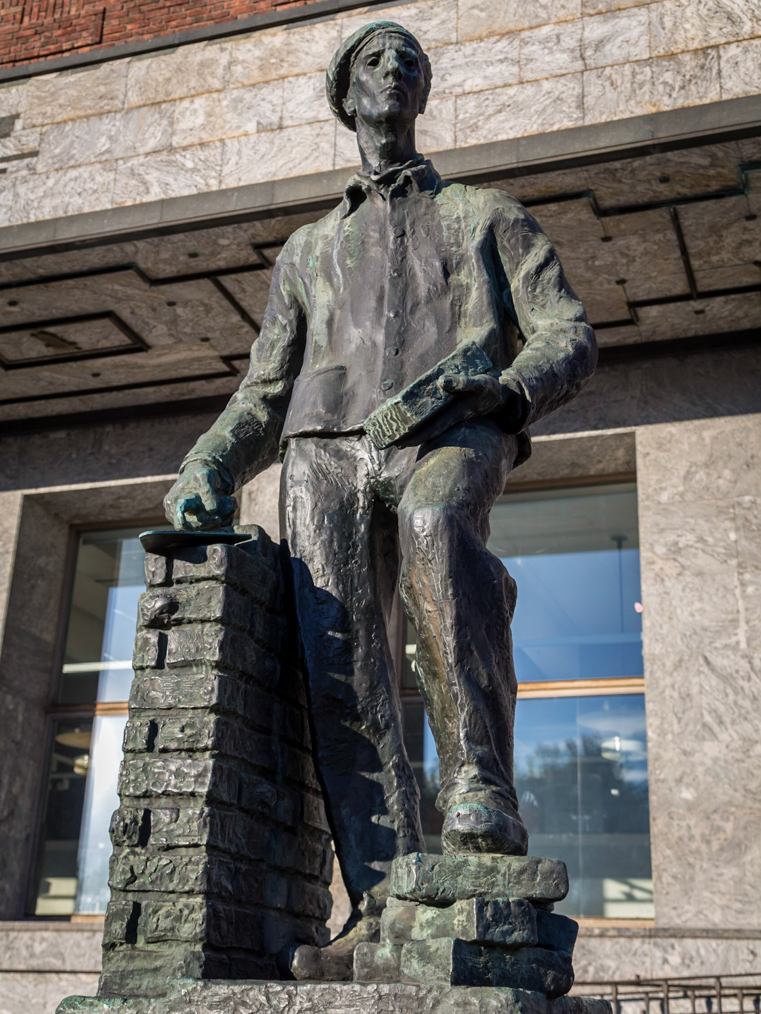 Workers sculptures in front of City Hall