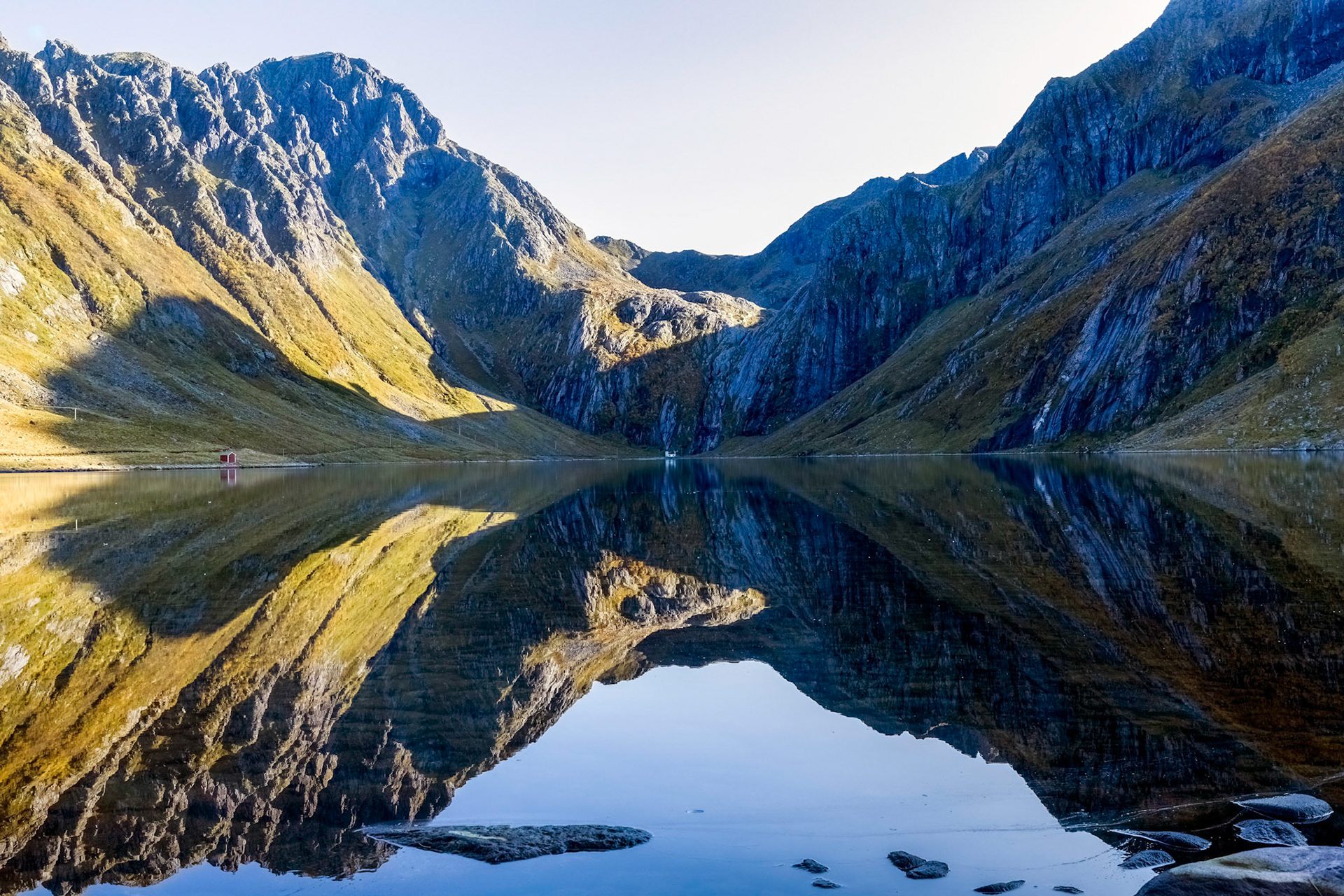 Cottage at the end of Nedre Heimredalsvatnet. Vestvågøy. 2:35 pm