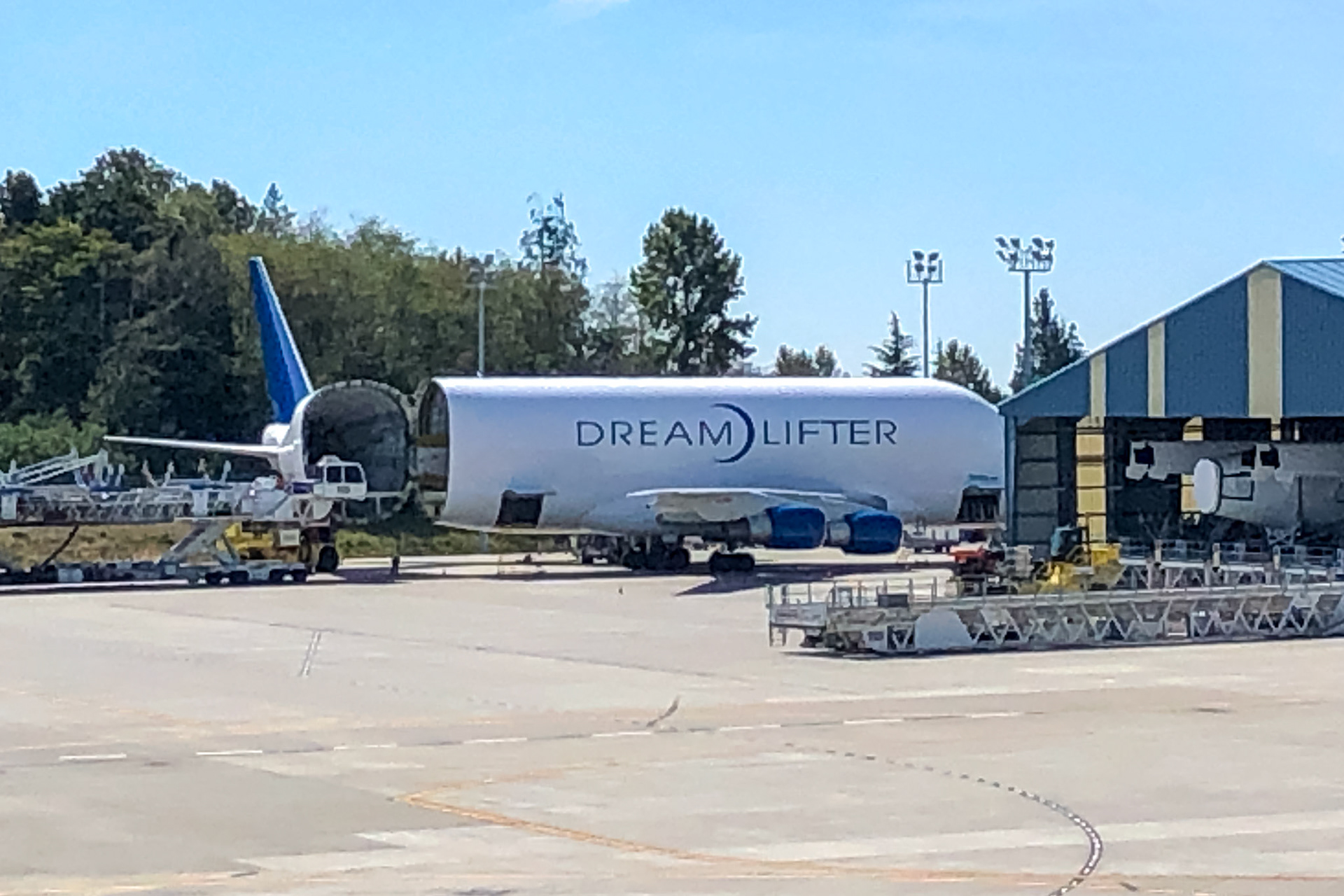 Boeing's Dreamlifter: freights parts between manufacturing plants
