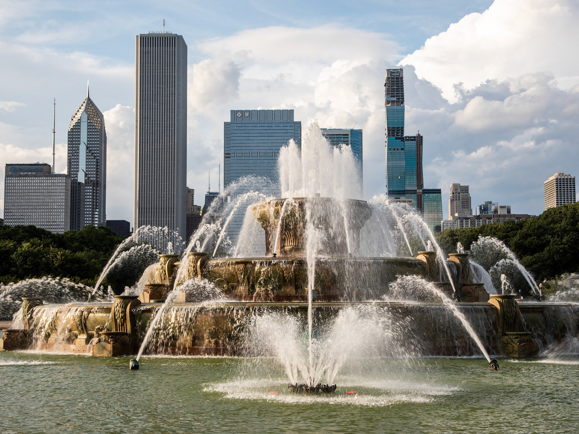 Buckingham Fountain; tall central jet not going