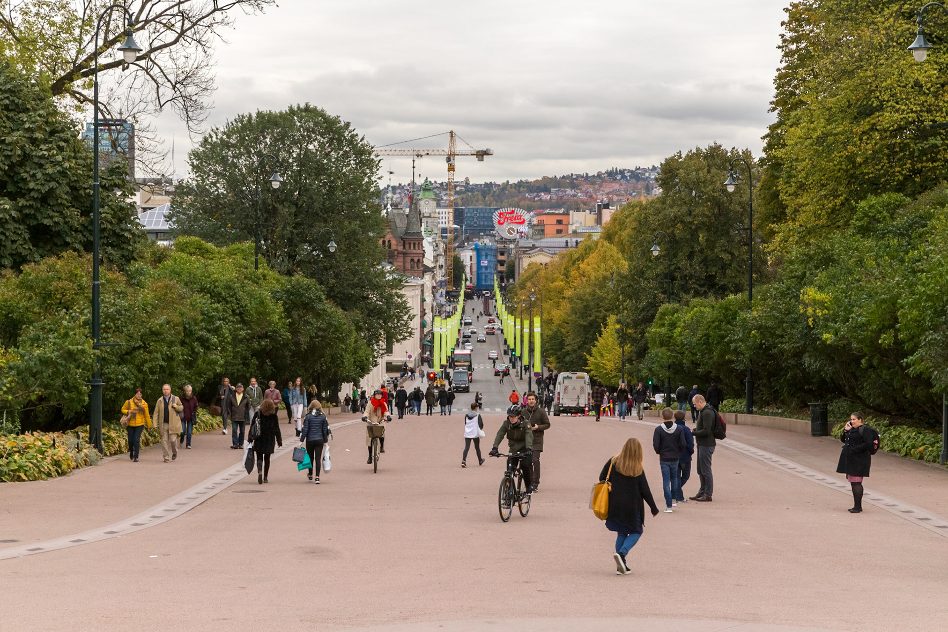 A view from near the Slottet (Royal Palace) down along Karl Johans gate.
