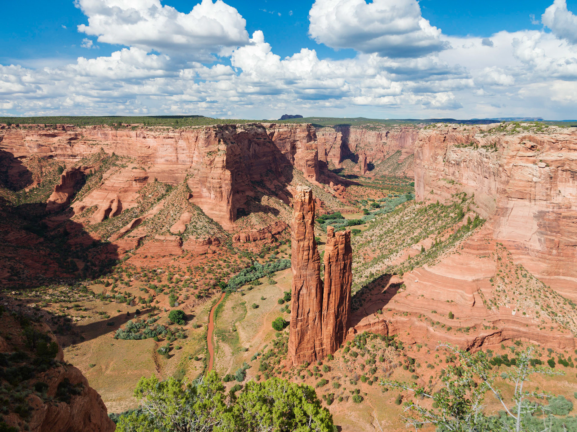 Spider Rock: rises 215 metres from the canyon floor.