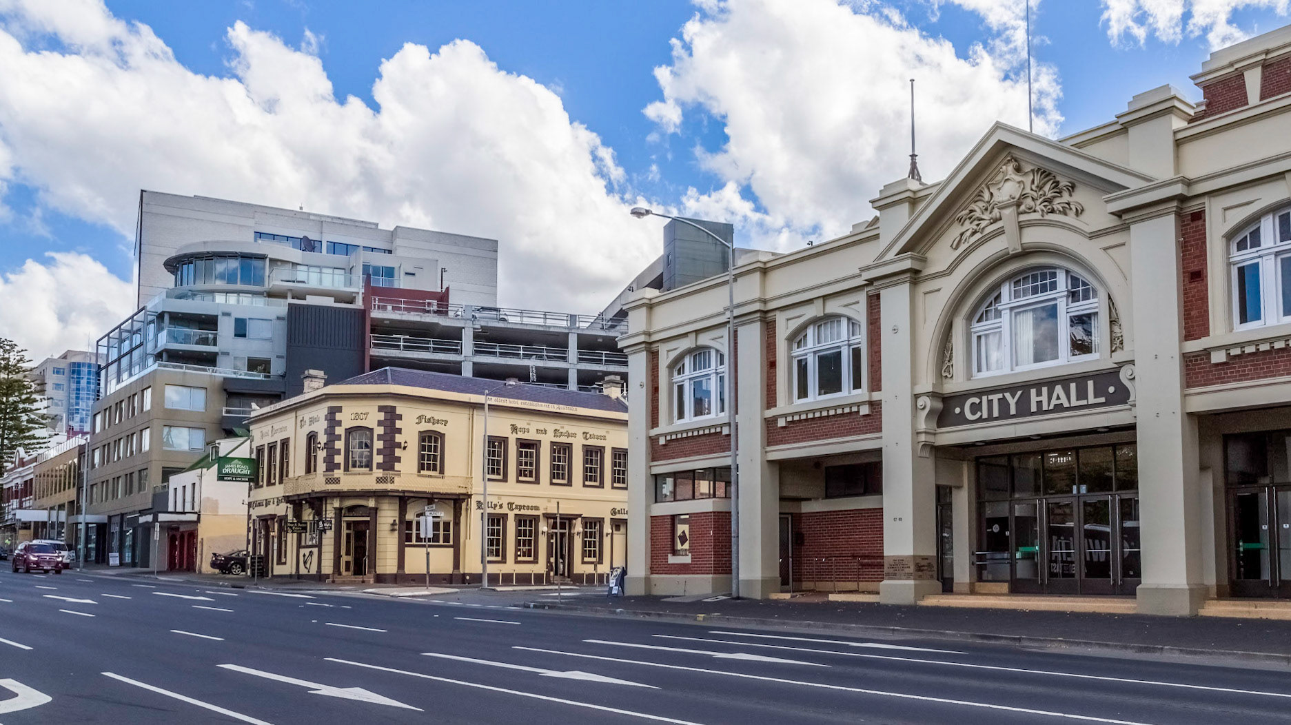 Macquarie Street; City Hall, and Hope &amp; Anchor Tavern (1807) claimed to be Australia's oldest continually operated hotel.