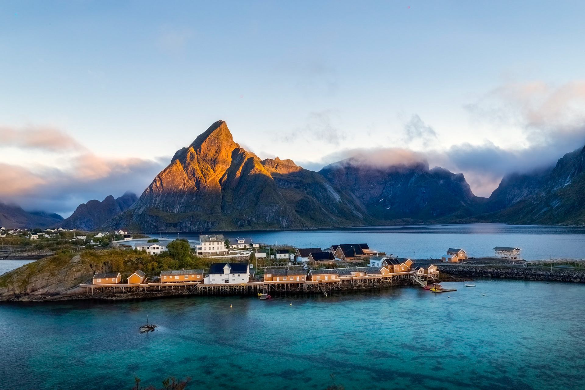 Sakrisøy, Reine, Moskenes. 07:32 am.