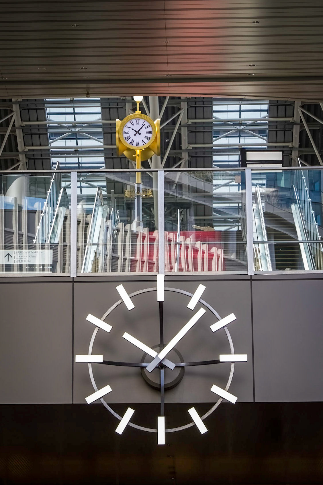 Osaka Station Clocks. Umeda Station. Toki-no-hiroba Plaza - time and space plaza - a bridge over the rail tracks connecting the north and south buildings.
