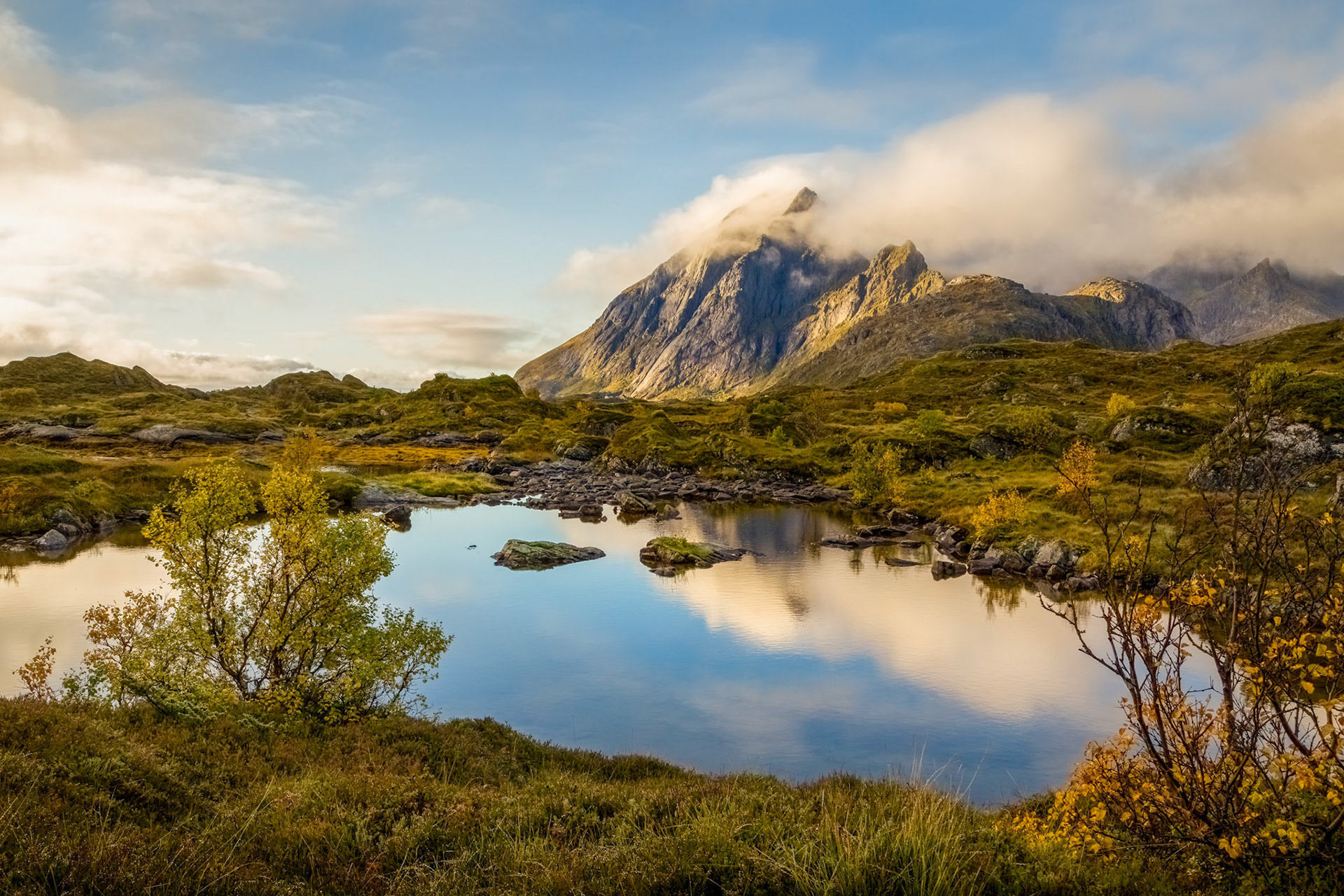 Roadside (Fv810) pond, Flakstad. 08:55 am