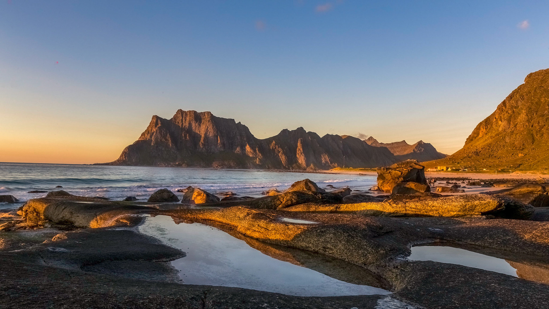 Uttakeiv, Vestvågøy. 06:55 pm.