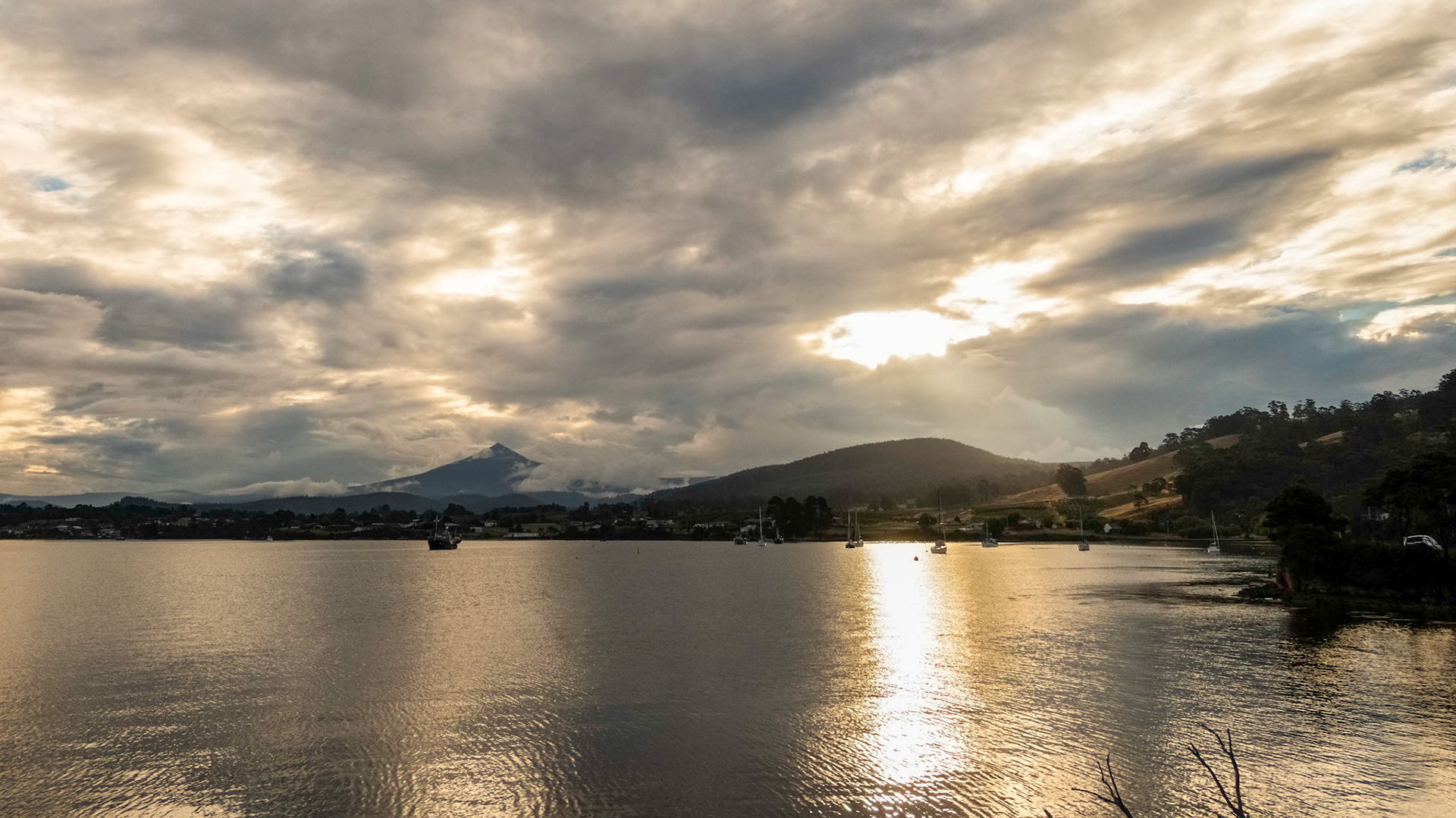 Dover Bay, with Adamsons Peak (Hartz Mountains NP)