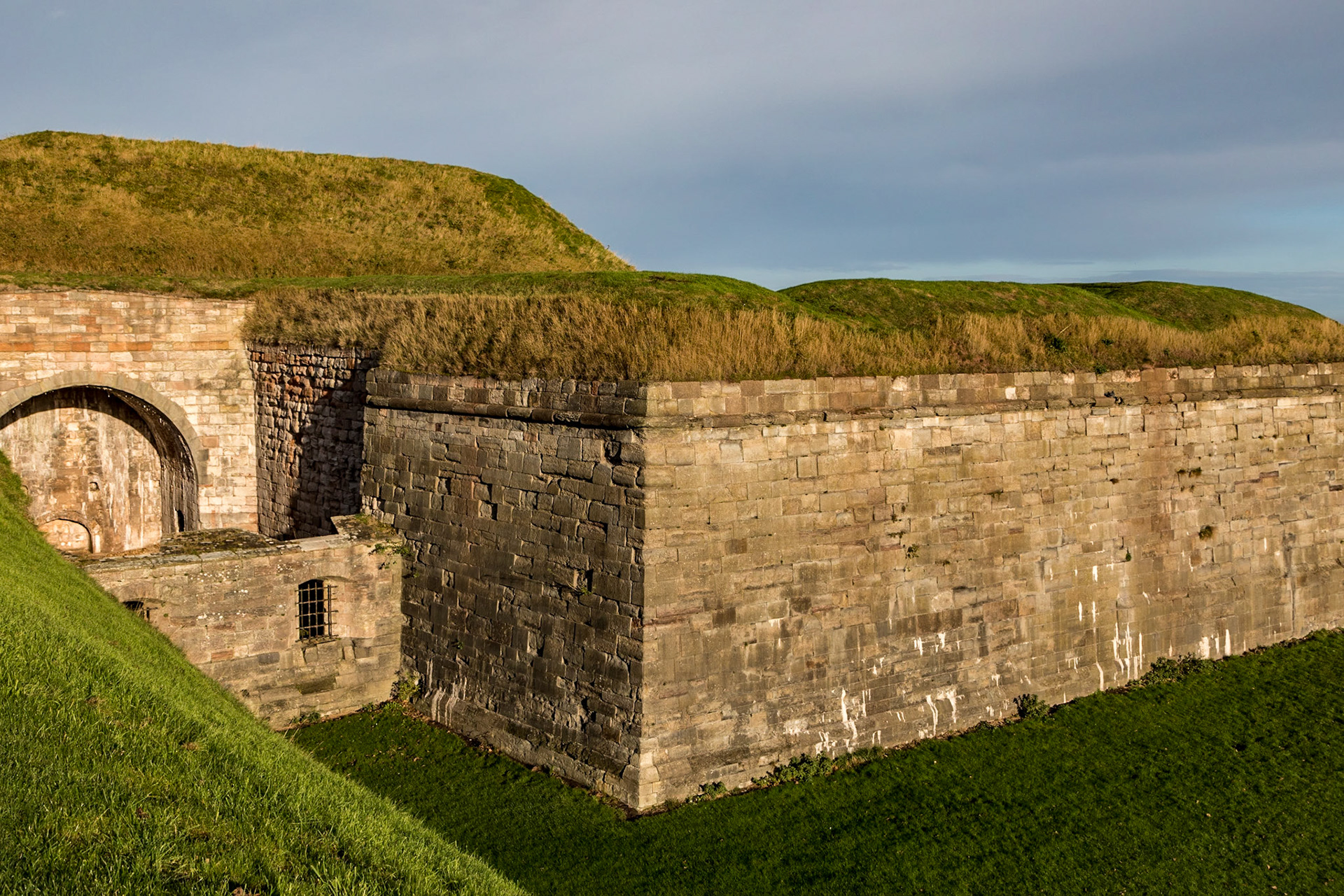 Berwick-upon-Tweed. A section of the city wall and cannon embankments.