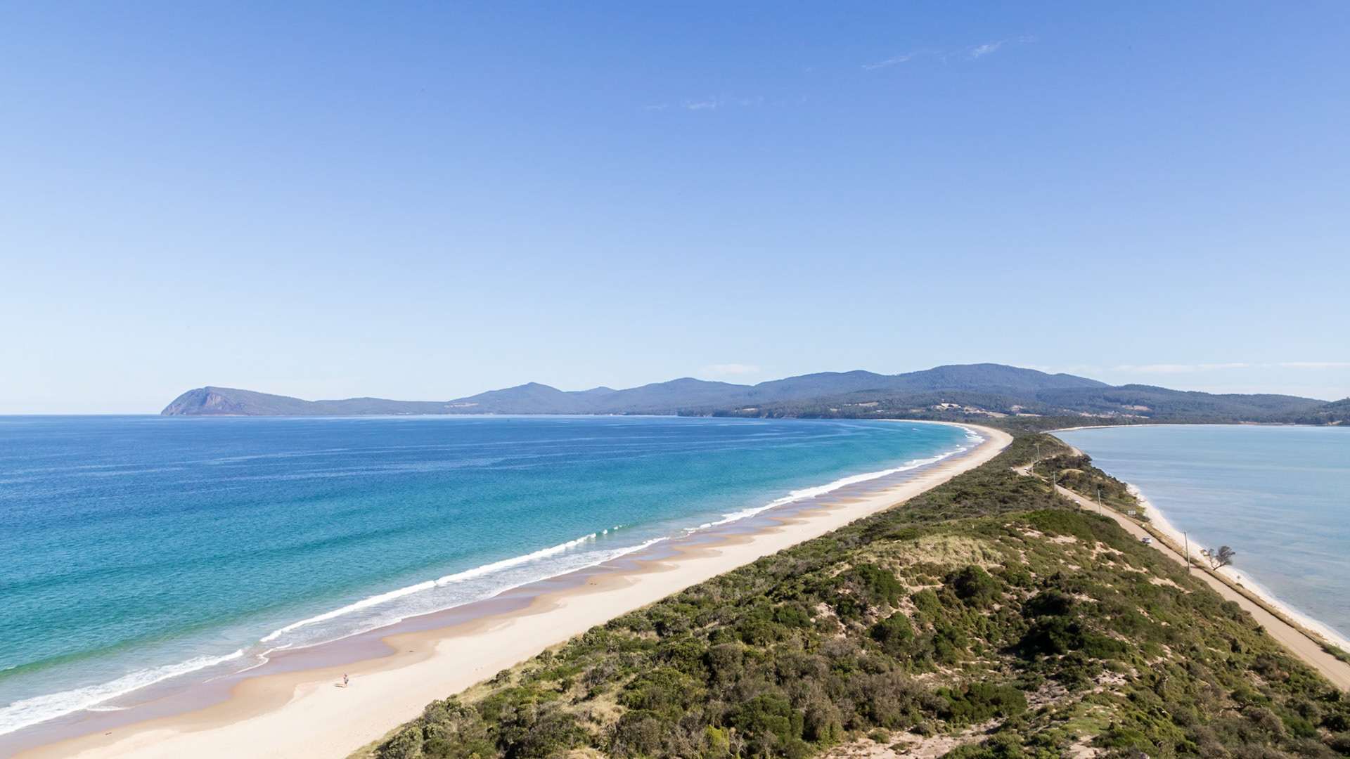 'The Neck'. Adventure Bay on the left (ocean side) and Isthmus Bay on the right (DÉntrecasteaux Channel)
