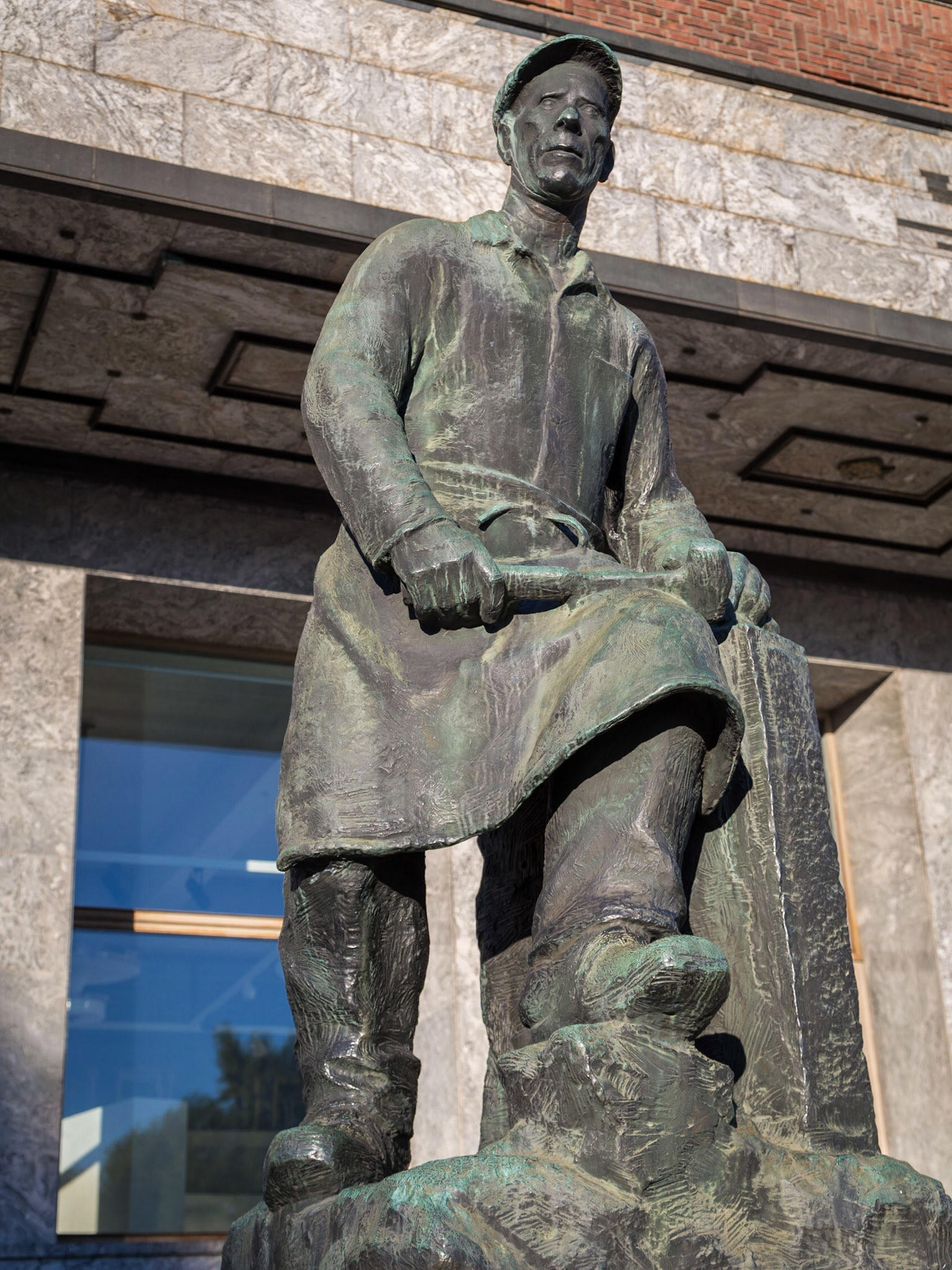 Workers sculptures in front of City Hall