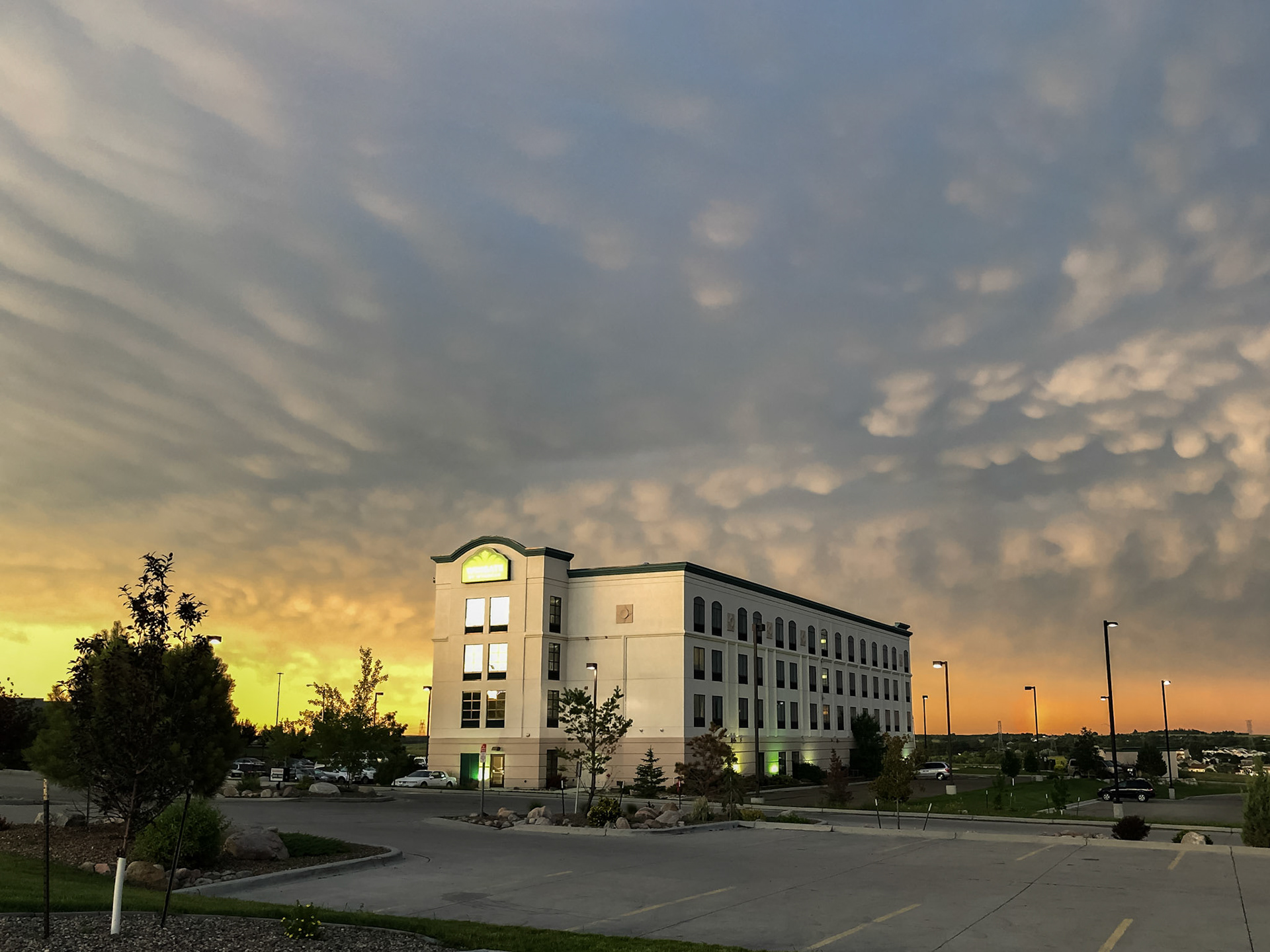 8 Jul: Hotel sunset, Bismark North Dakota