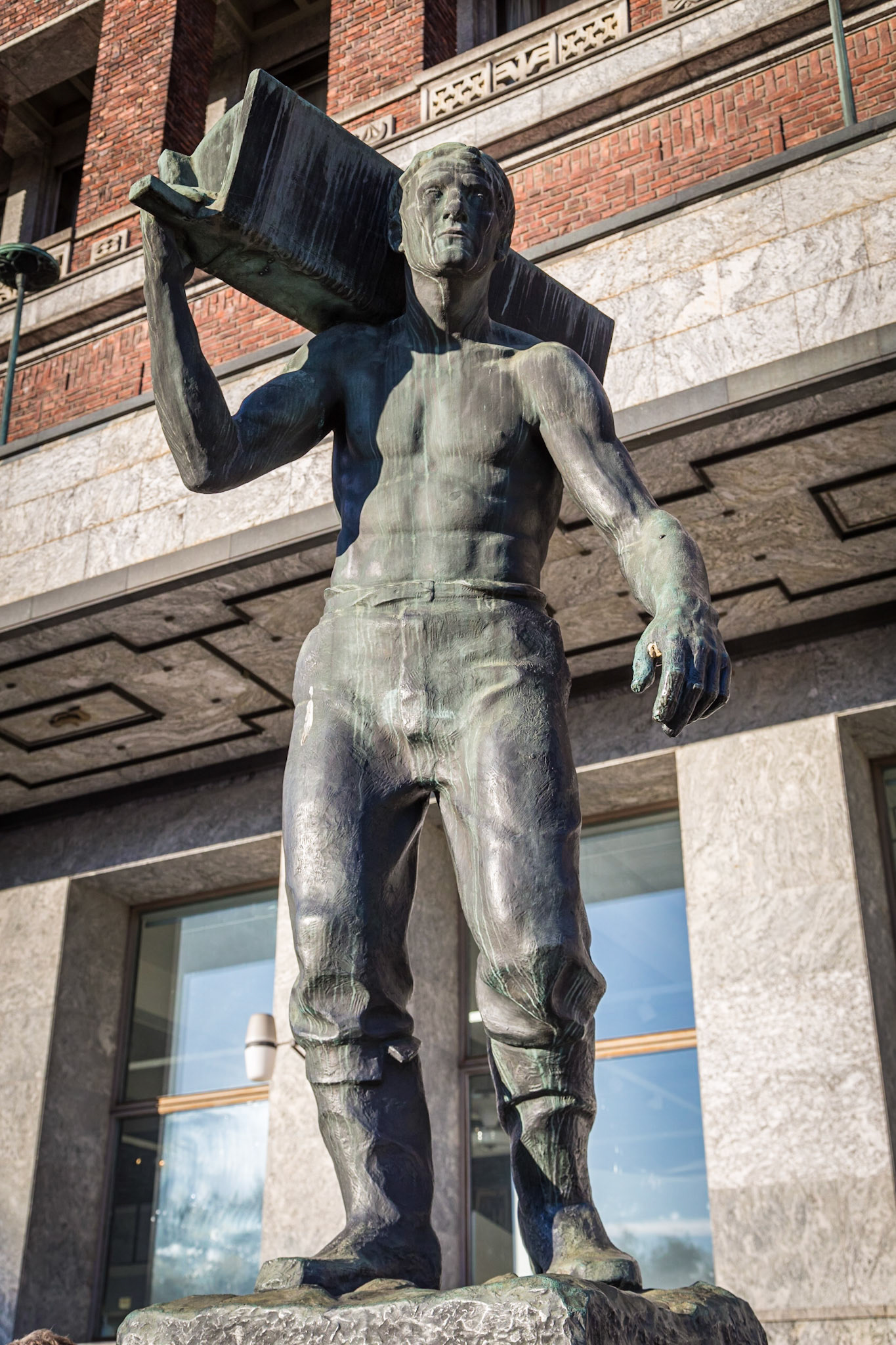 Workers sculptures in front of City Hall