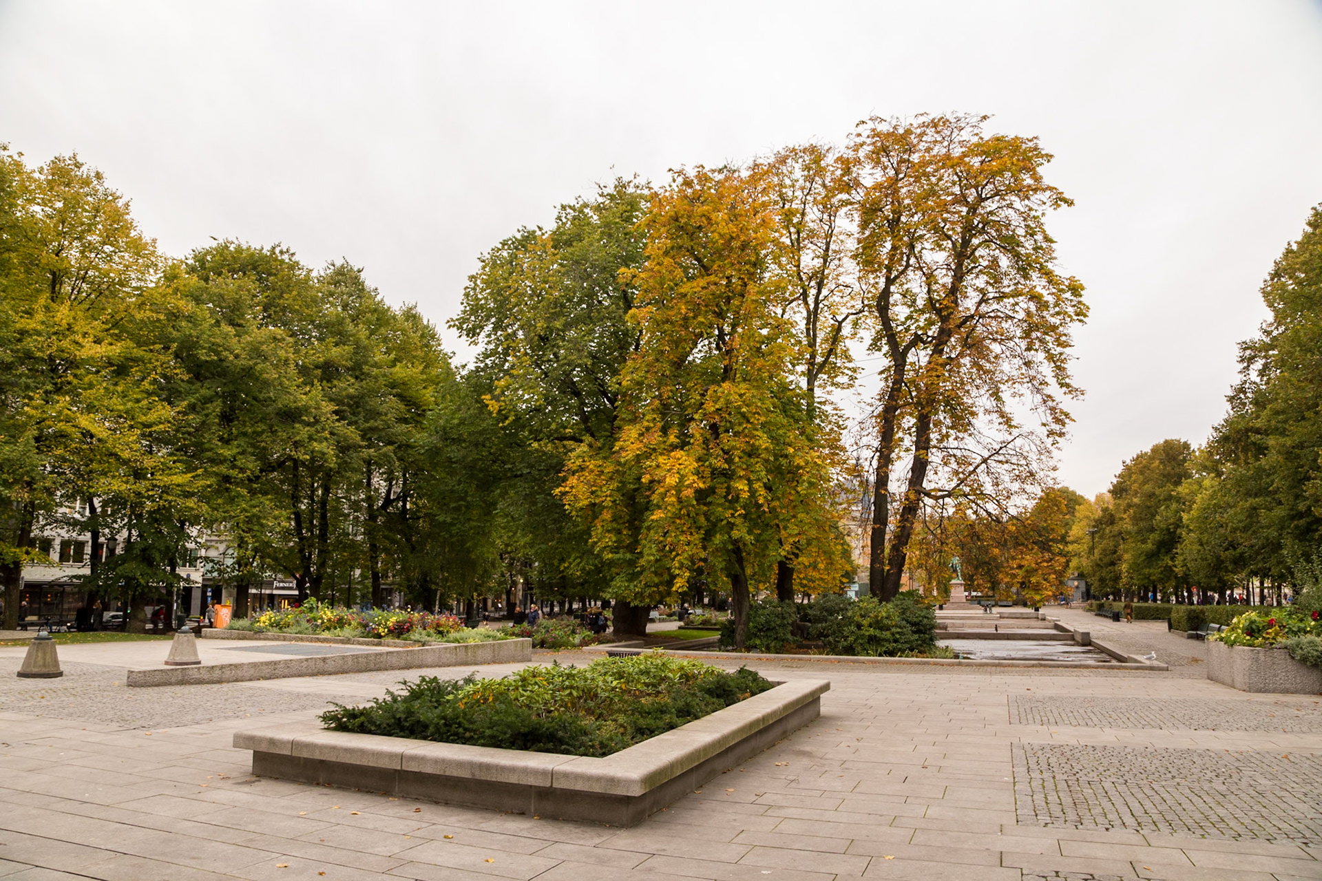Adjacent to Karl Johans gate, Oslo's main street; a part of the parks between the parliament and national theatre buildings