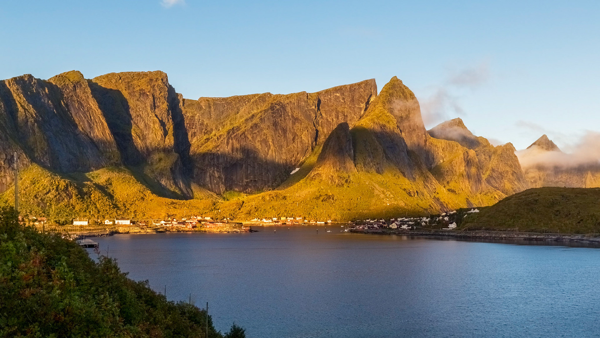 Sakrisøy, Reine, Moskenes. 07:21 am.